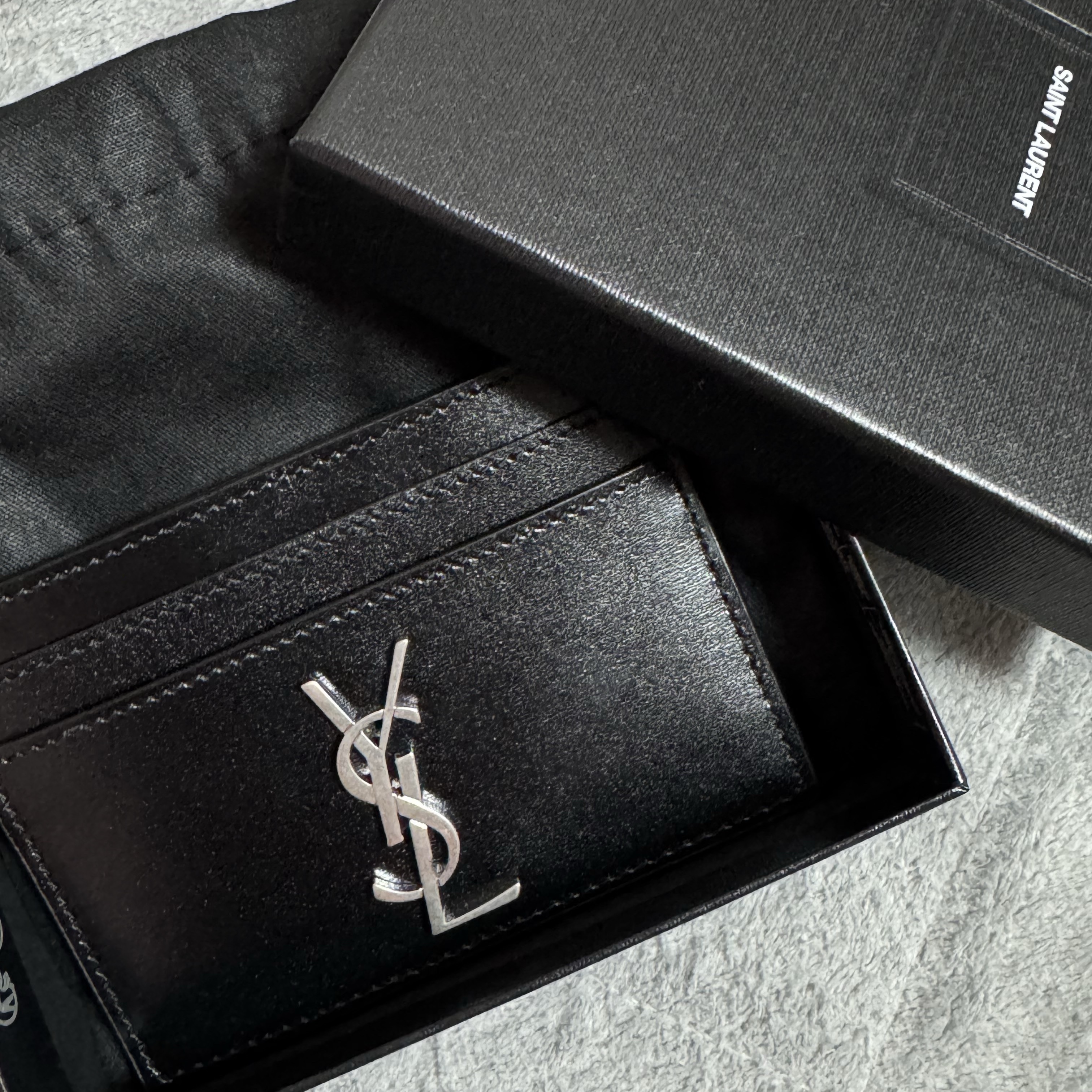 Saint Laurent Monogram Card Case in Smooth Leather Black 착용 스타일