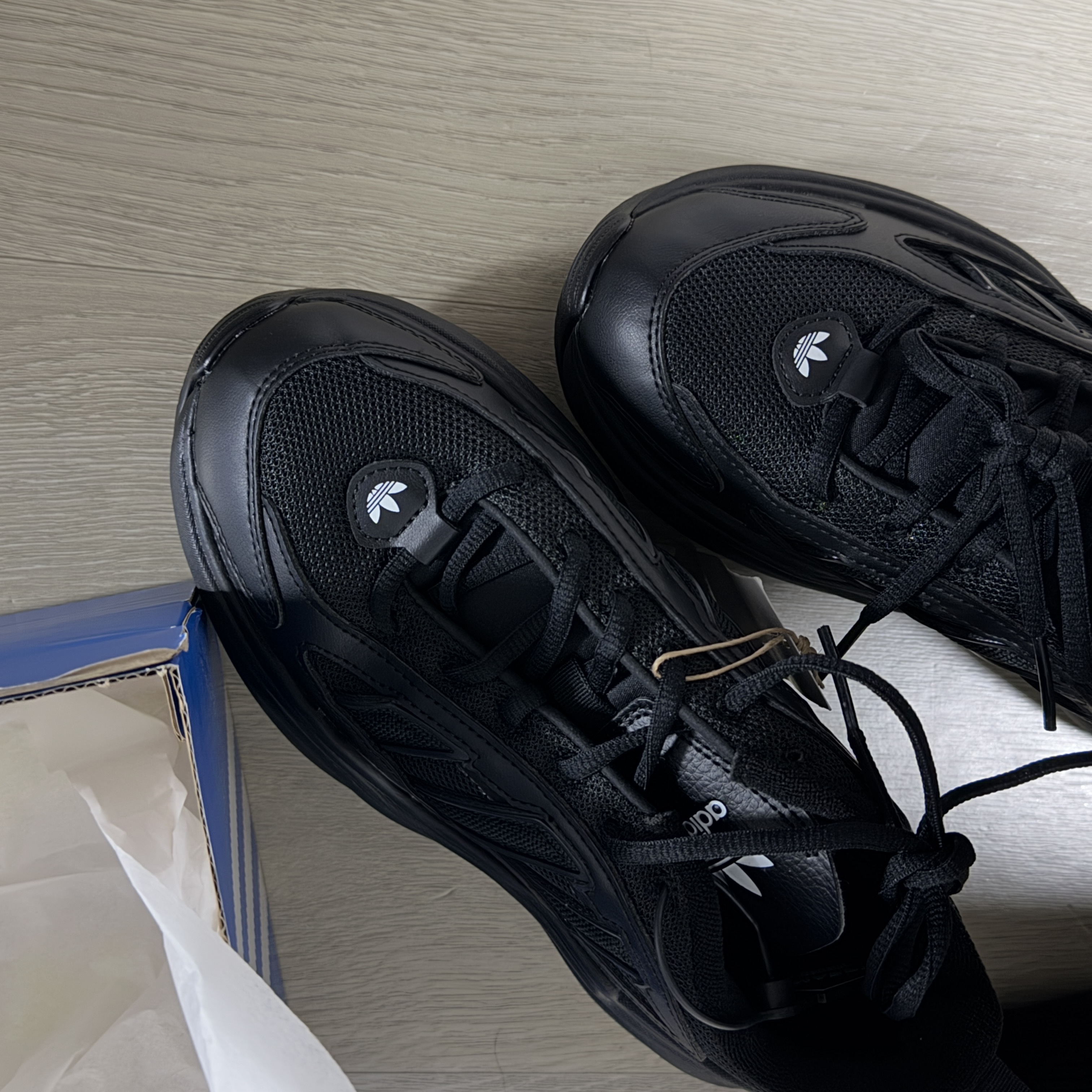 (W) Adidas Ozgaia Core Black 착용 스타일 - 1