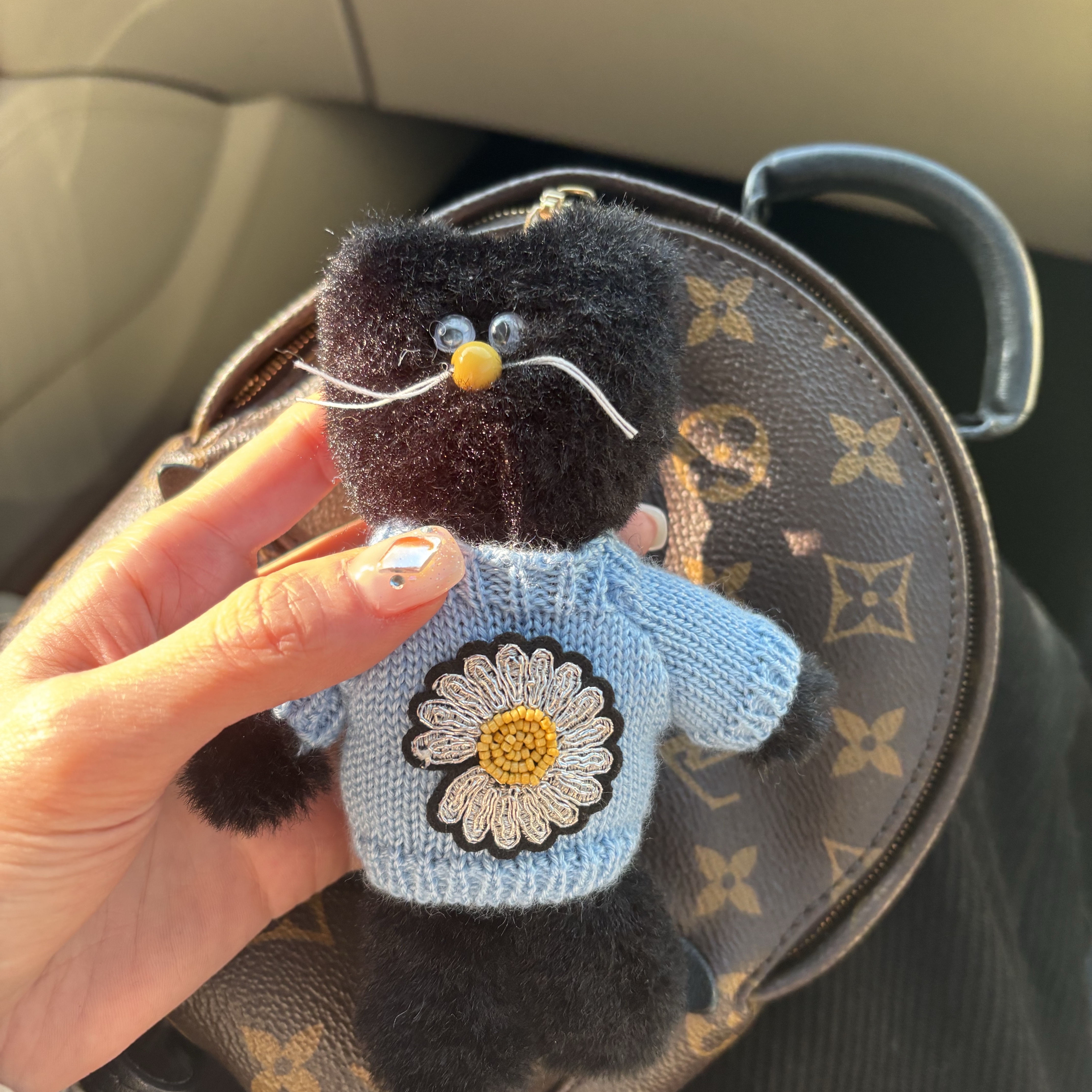 Monamhee x Peaceminusone Daihee Plush Keyring 착용 스타일 - 2