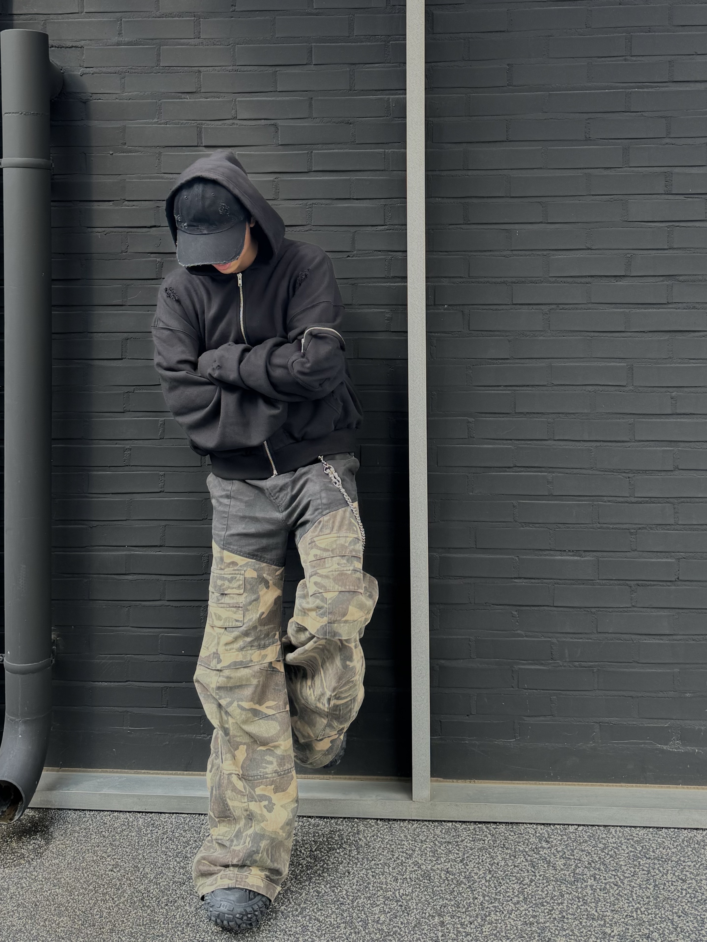Balenciaga Defender Sneakers Black, OMO 3D Pocket Zip-Up Hoodie Black 착용 스타일 - 1