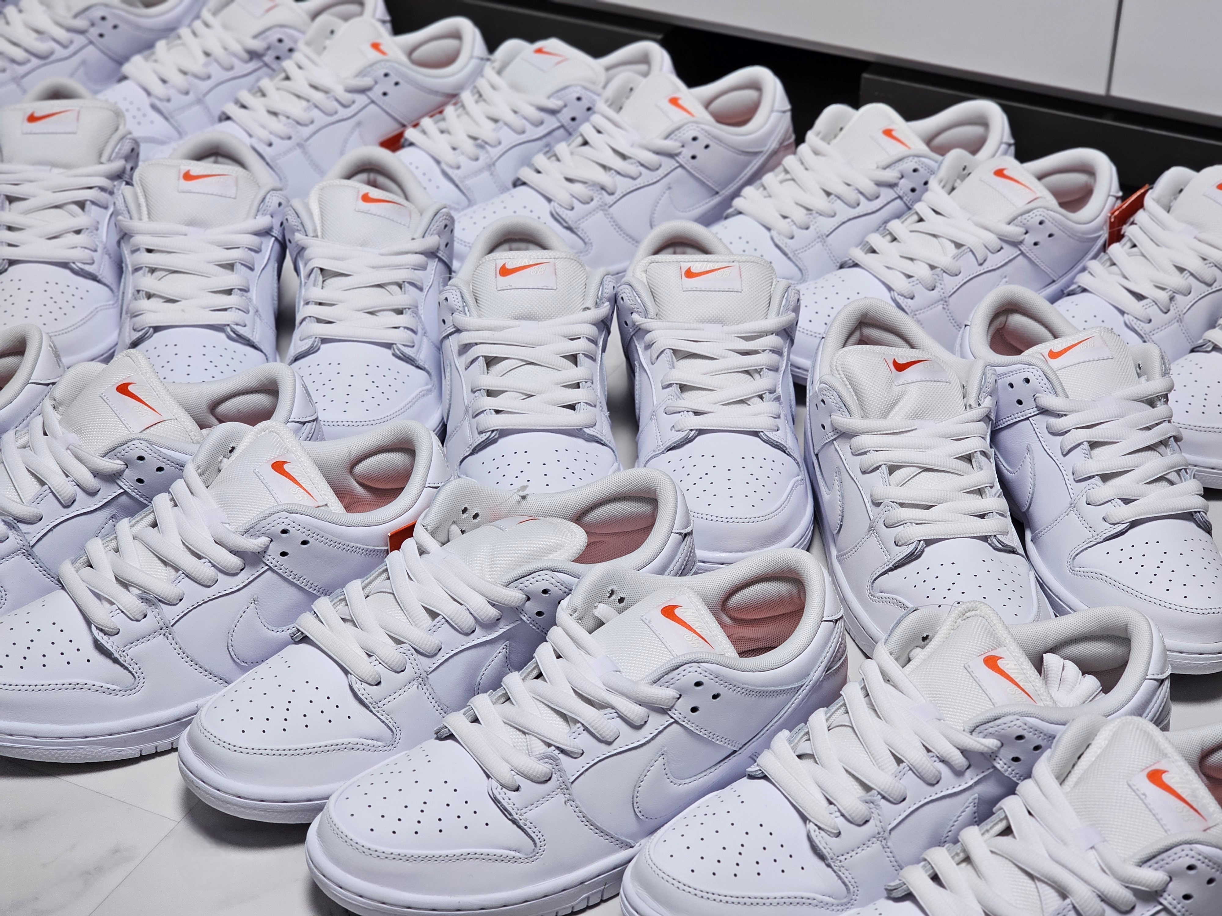 Nike SB Dunk Low Pro Triple White 착용 스타일 - 7