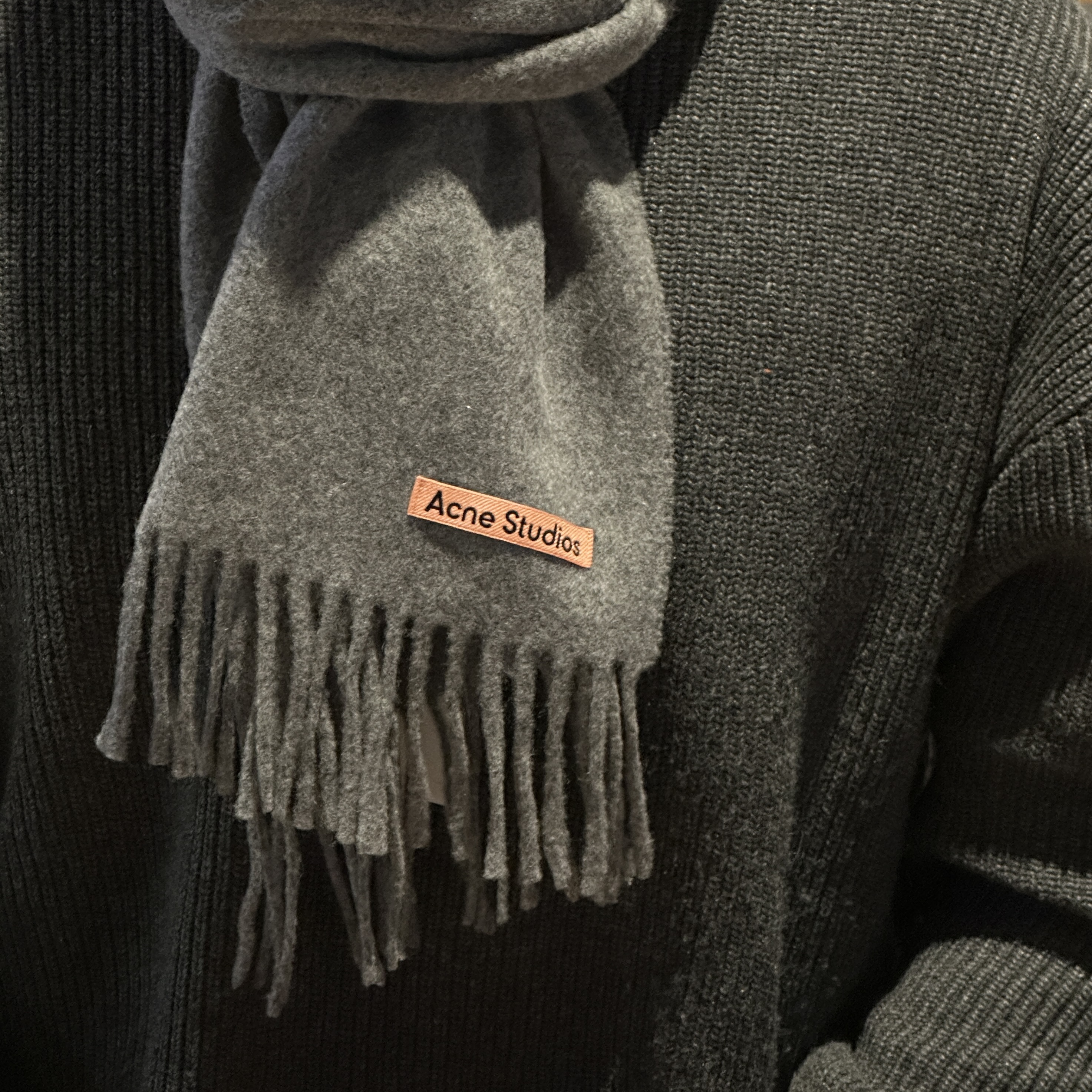Acne Studios Wool Fringe Muffler Grey Melange 착용 스타일