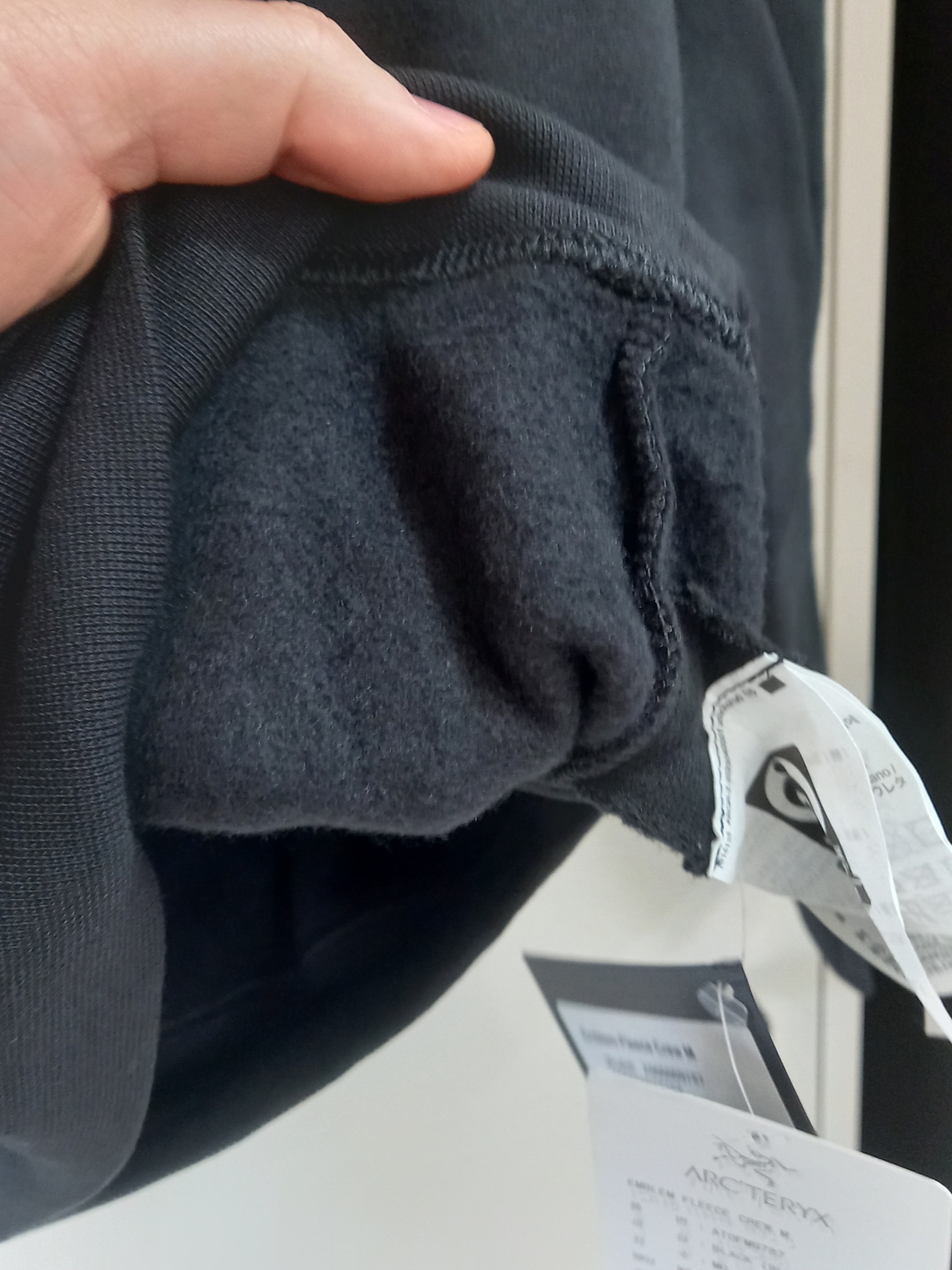 Arc'teryx Emblem Fleece Hoody Black 착용 스타일 - 4