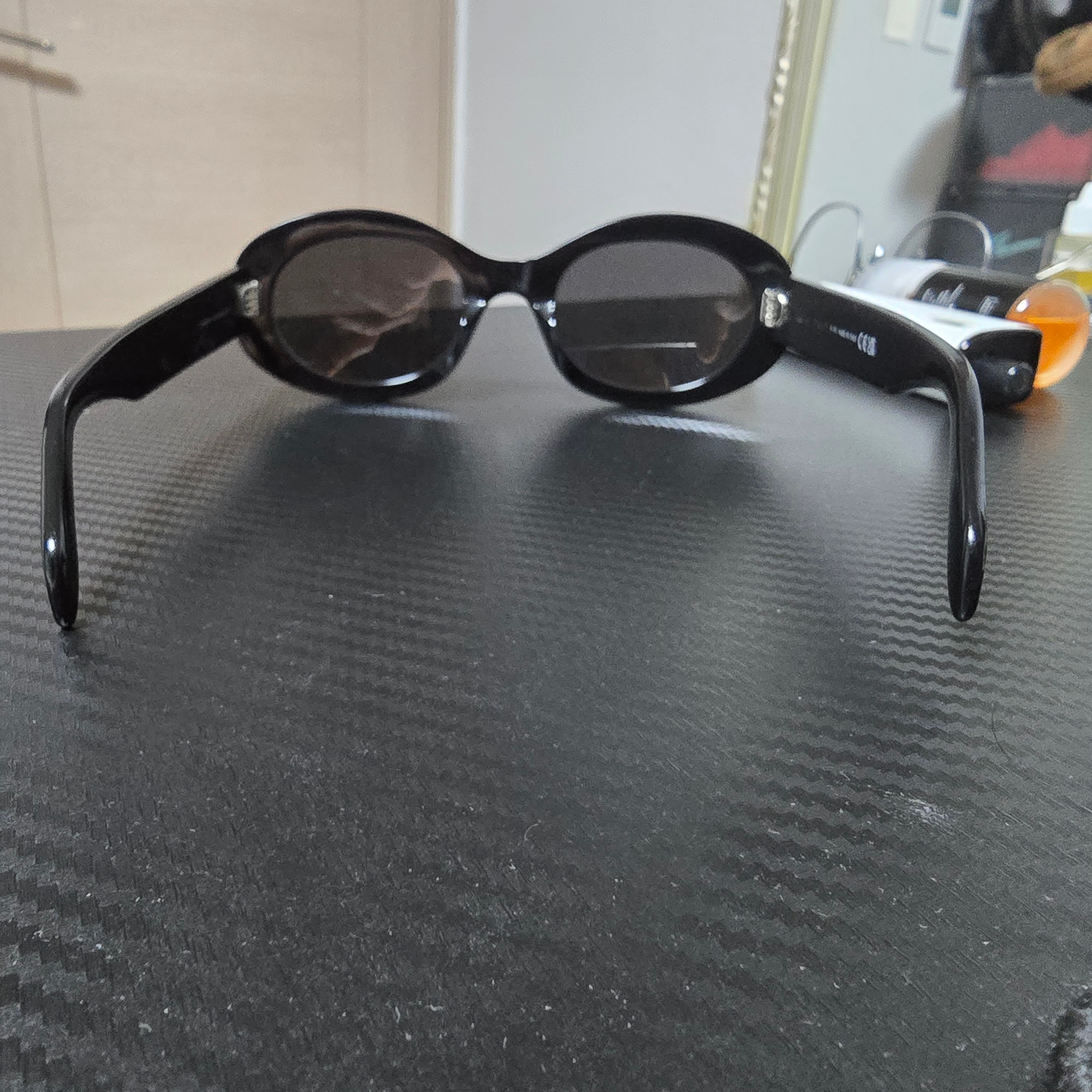 (W) Celine Triomphe 01 Sunglasses in Acetate Black 착용 스타일 - 2