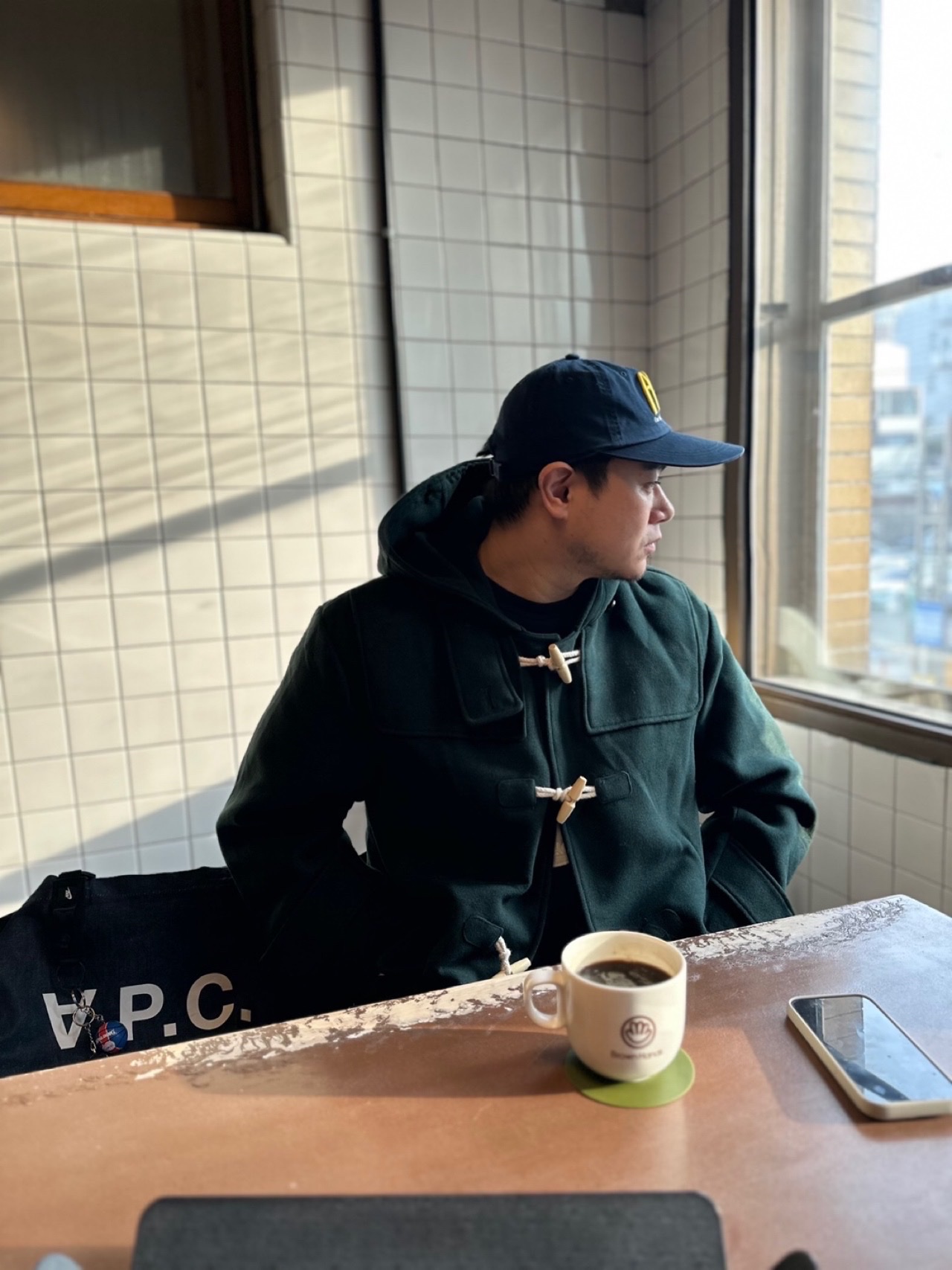 A.P.C. Daniela Shopping Bag Indigo 착용 스타일
