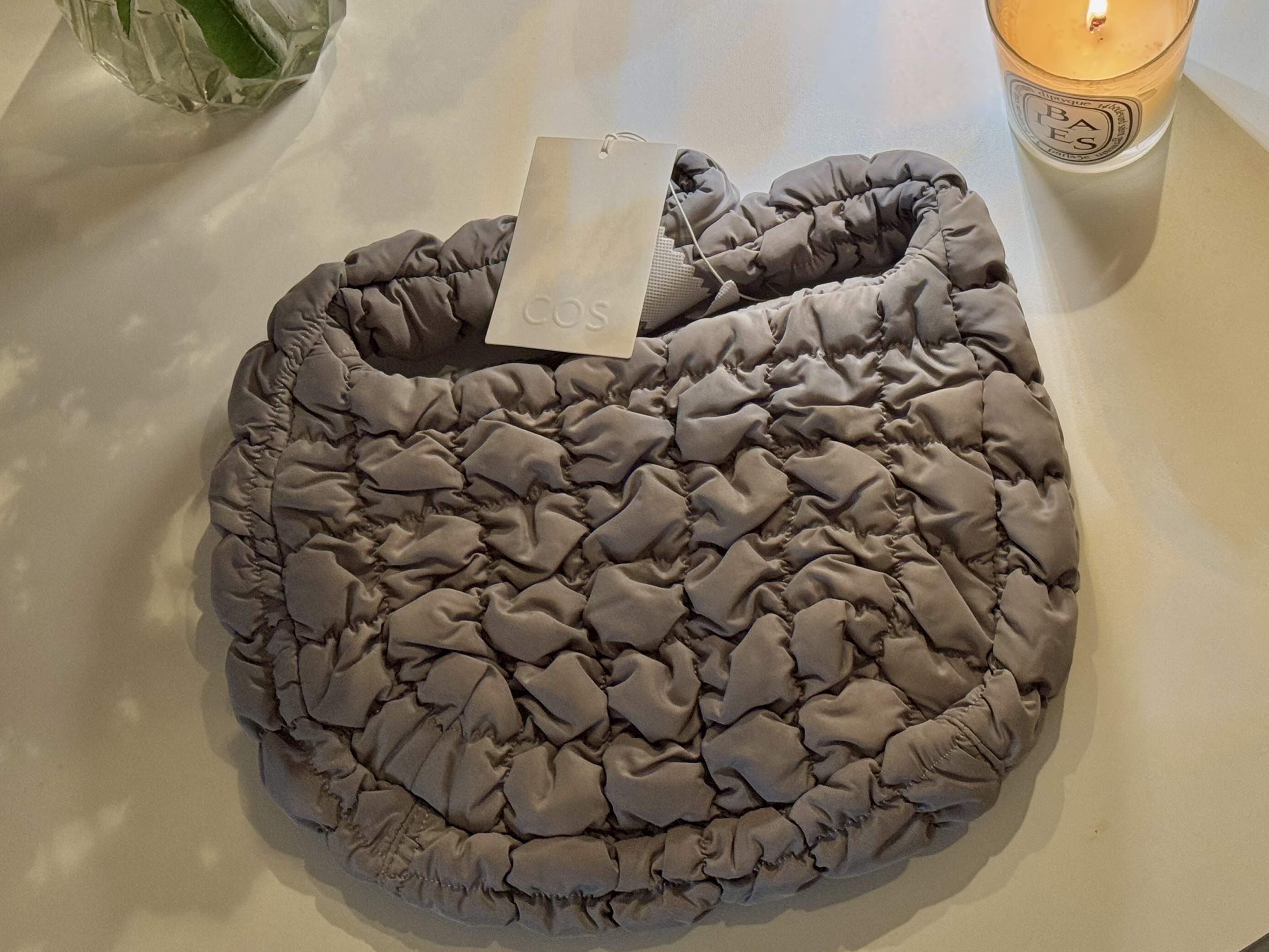 COS Quilted Mini Bag Grey, COS Quilted Mini Bag Bright Turquoise 착용 스타일 - 1