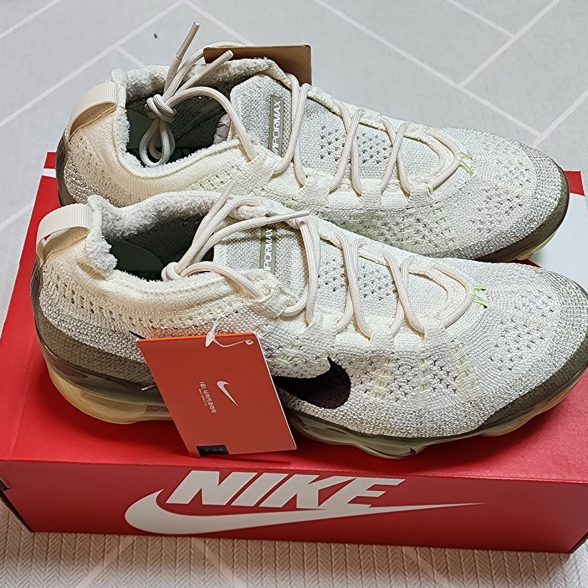 Nike Air Vapormax 2023 Flyknit Coconut Milk Neutral Olive 착용 스타일 - 2