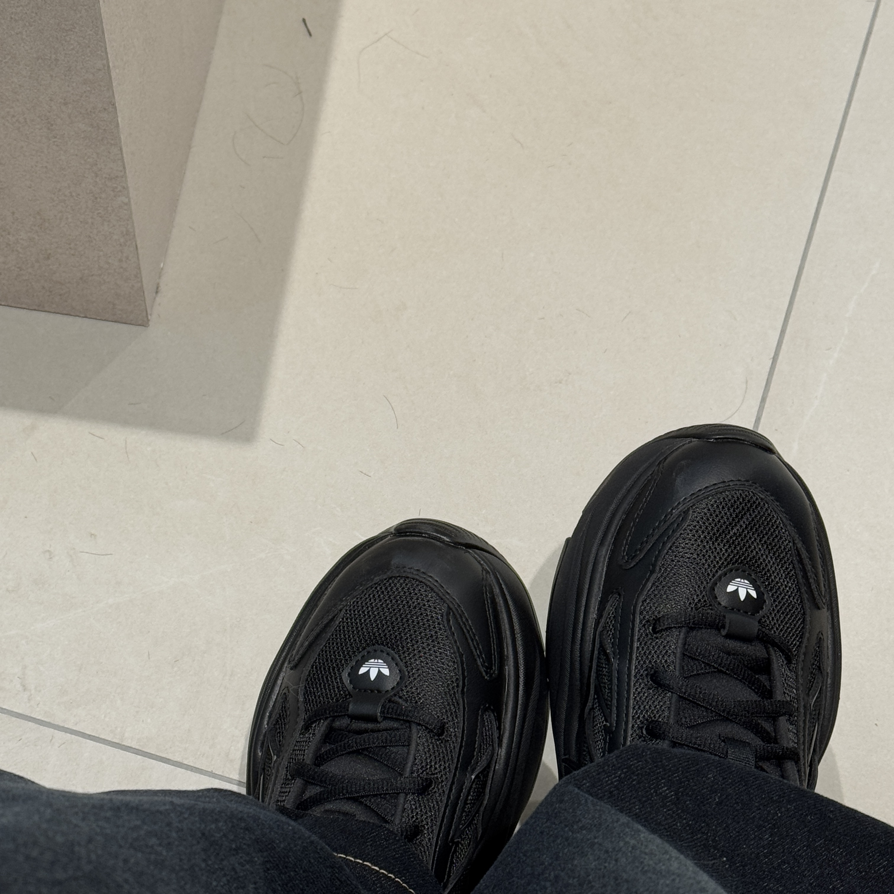 (W) Adidas Ozgaia Core Black 착용 스타일 - 3