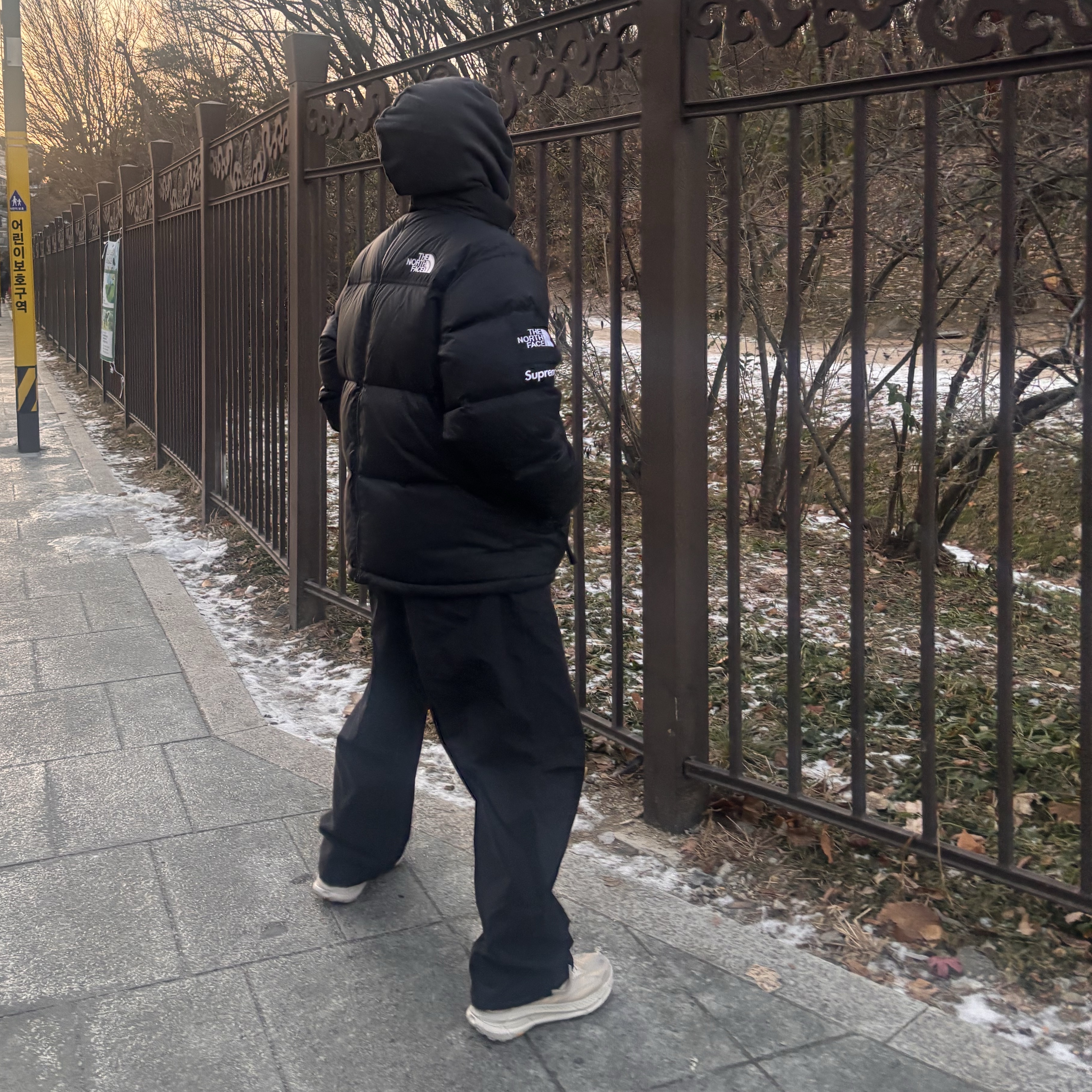 Essentials The Black Collection Relaxed Trousers Black - 23SS, Hoka x Satisfy Mafate Speed 4 Lite Bone 착용 스타일