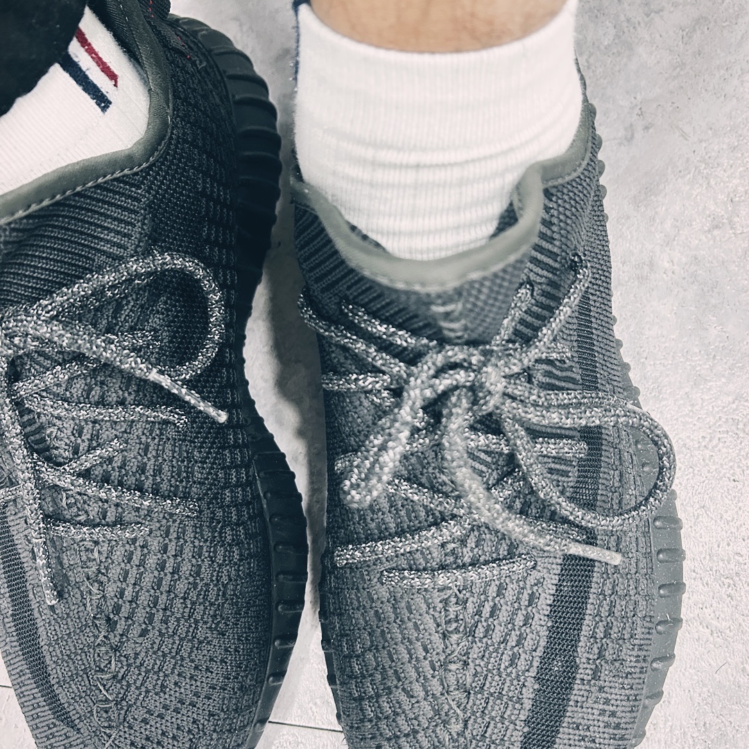 Adidas Yeezy Boost 350 V2 Black - Non-Reflective 착용 스타일 - 2