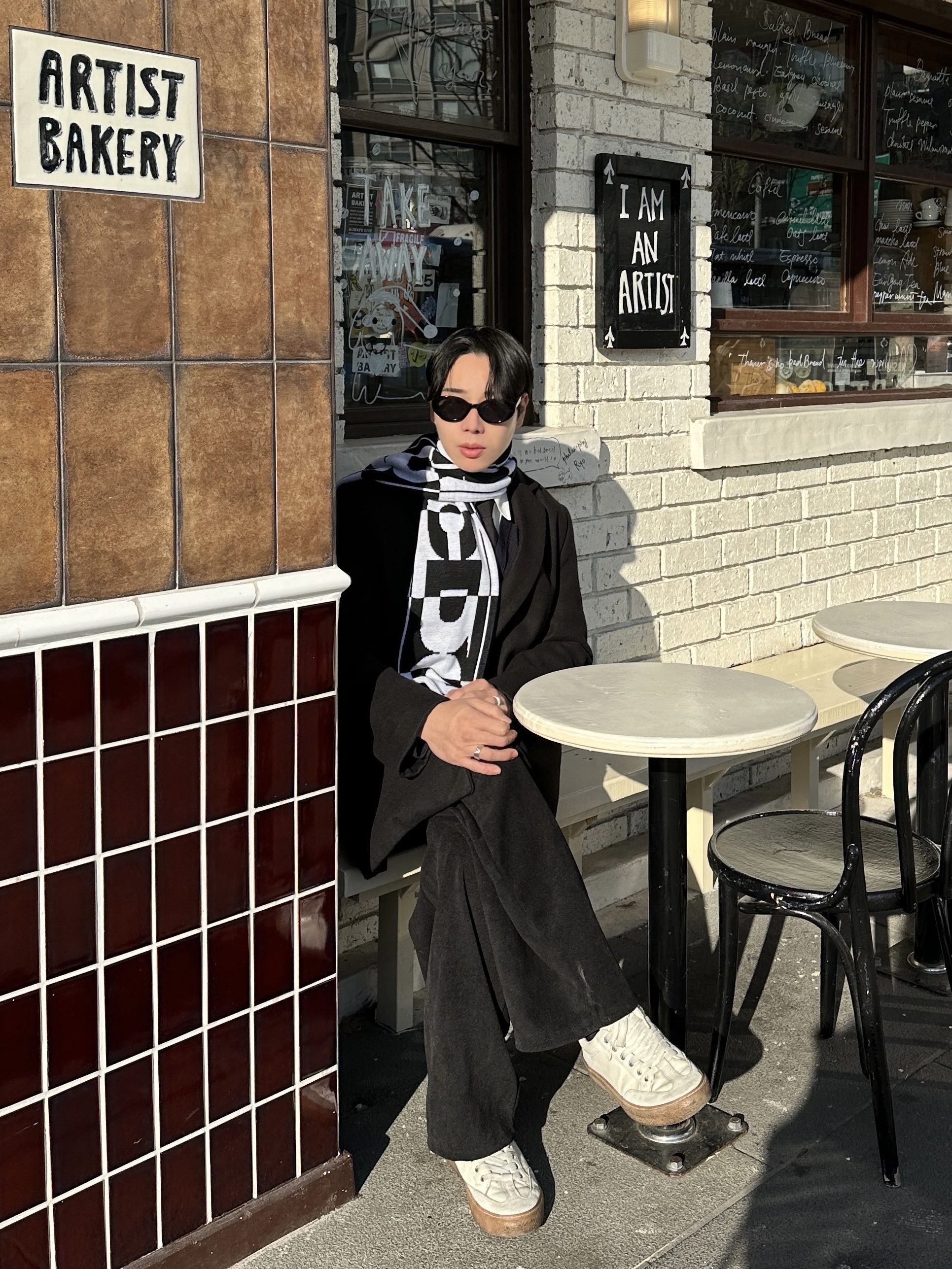 CDG Logo Check Muffler White Black 착용 스타일 - 2