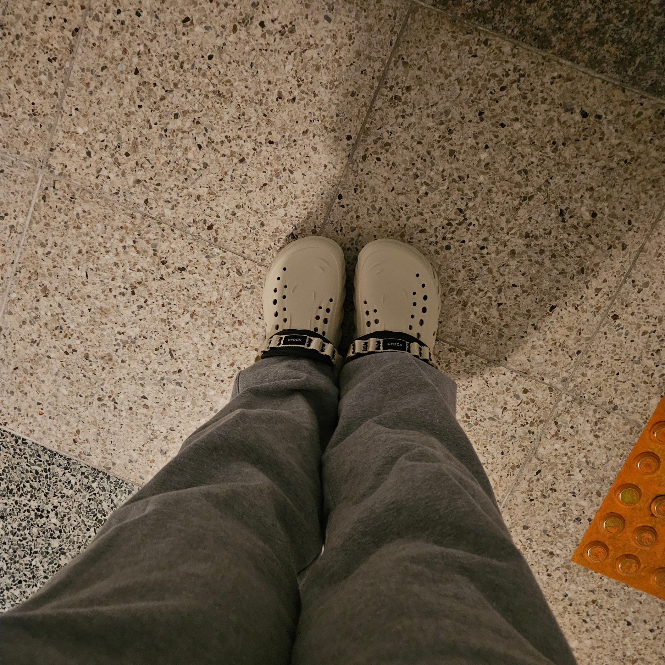 Crocs Echo Clog Bone Black 착용 스타일 - 1
