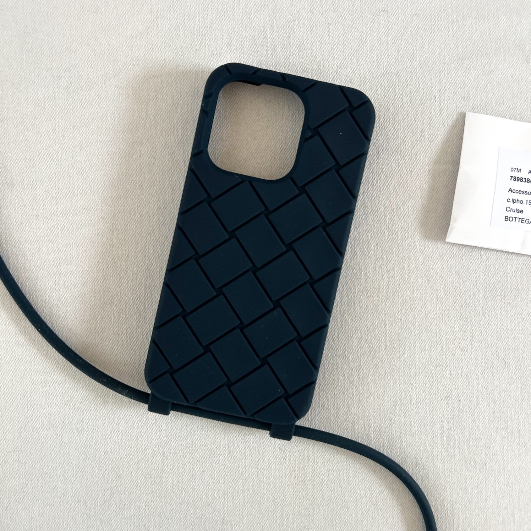 Bottega Veneta iPhone 15 Pro Case Deep Blue 착용 스타일 - 3