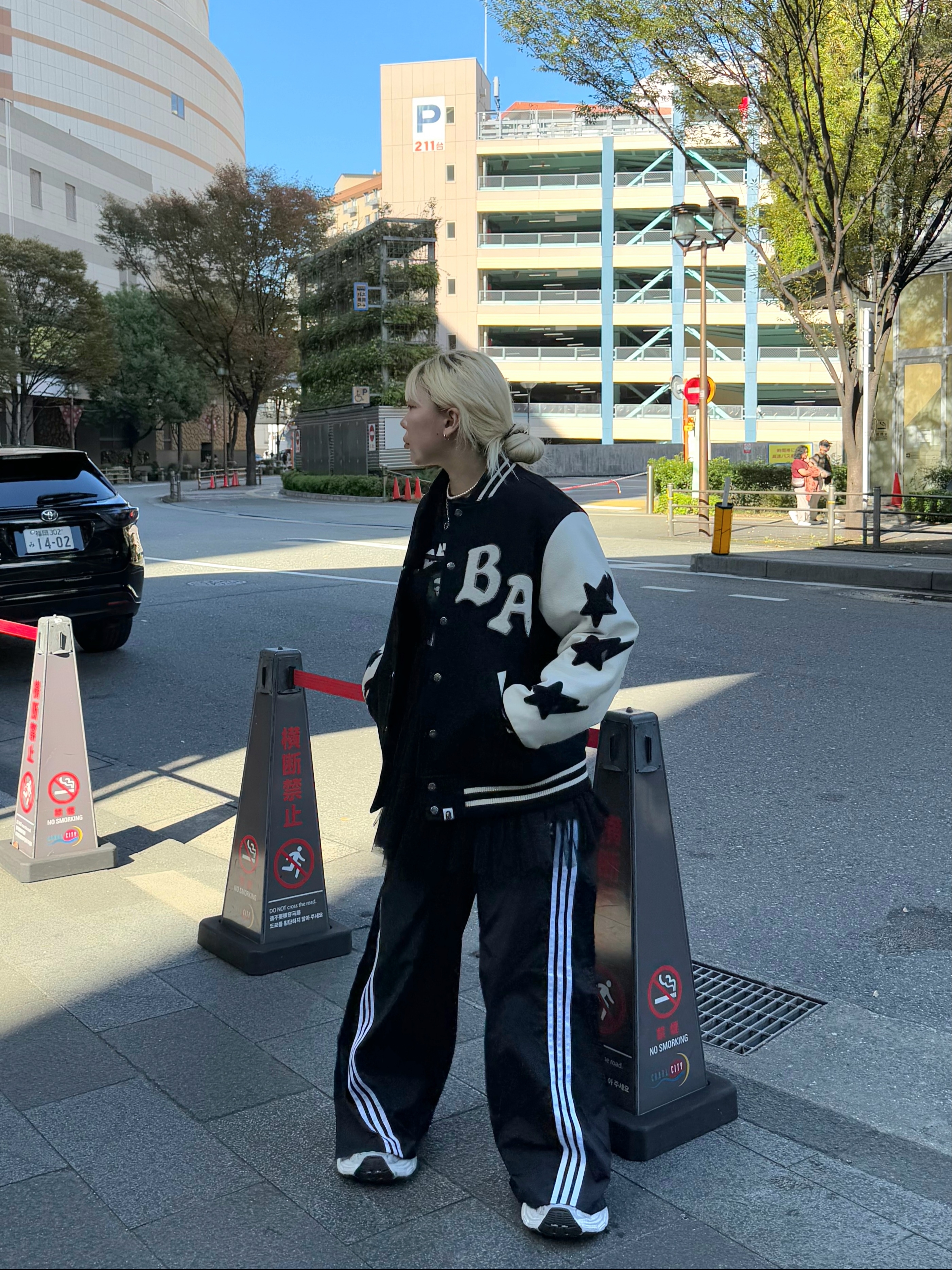 (W) Balenciaga 10XL Sneakers White Grey Silver Black, BAPE Line 1st Camo College T-Shirt Black Green 착용 스타일 - 2