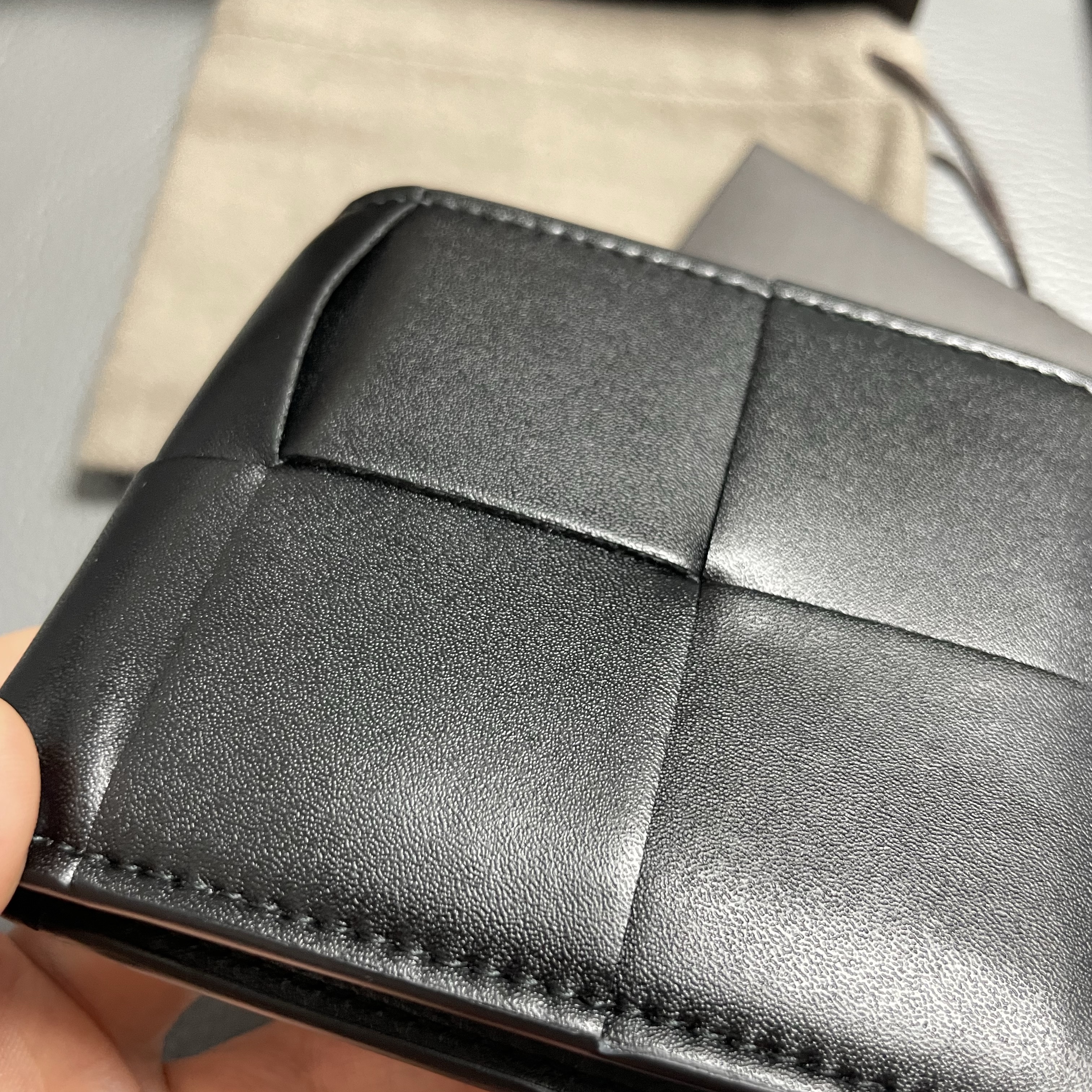 Bottega Veneta Bi-Fold Wallet Black 착용 스타일 - 4