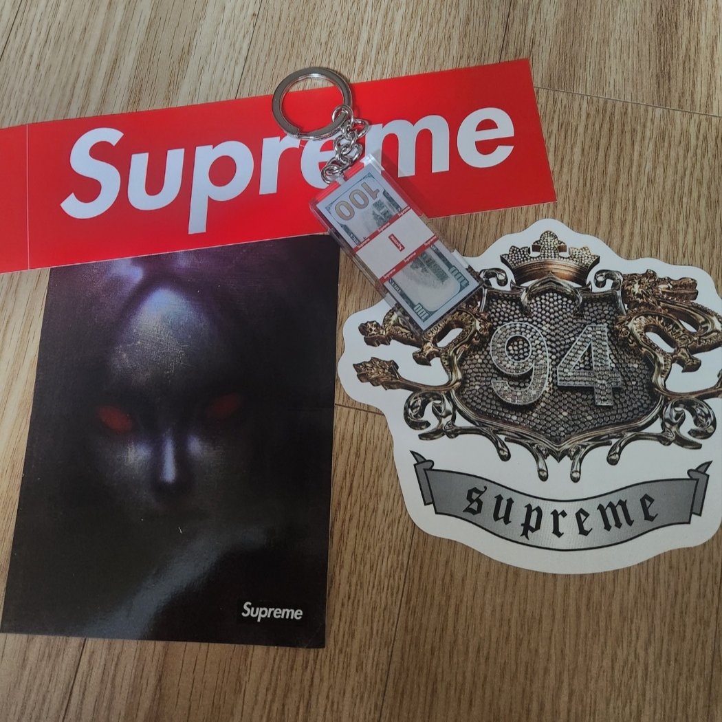 Supreme Cash Paperweight Keychain Multicolor - 24FW 착용 스타일 - 1