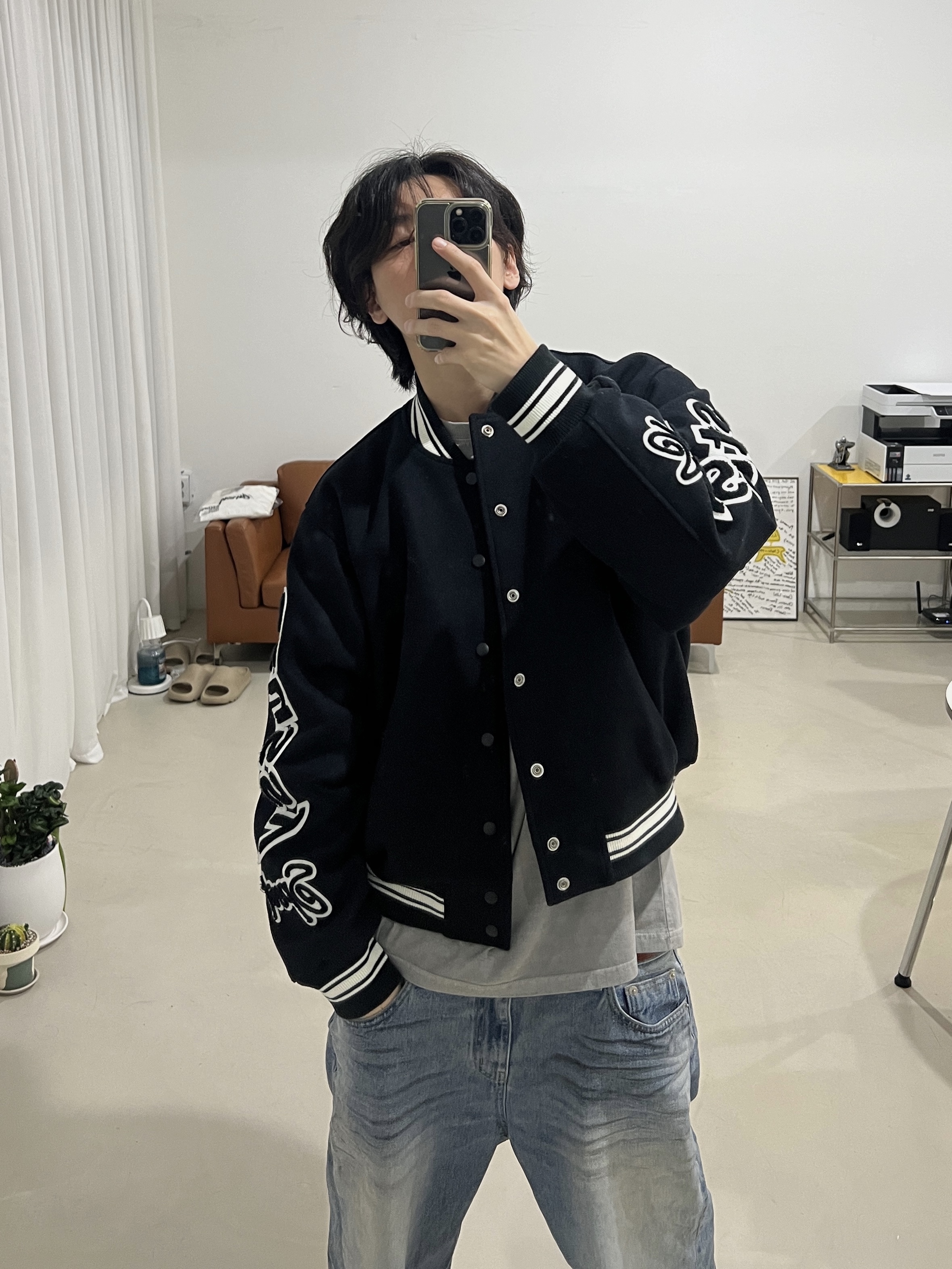 Stussy Competition Varsity Jacket Black 착용 스타일 - 2