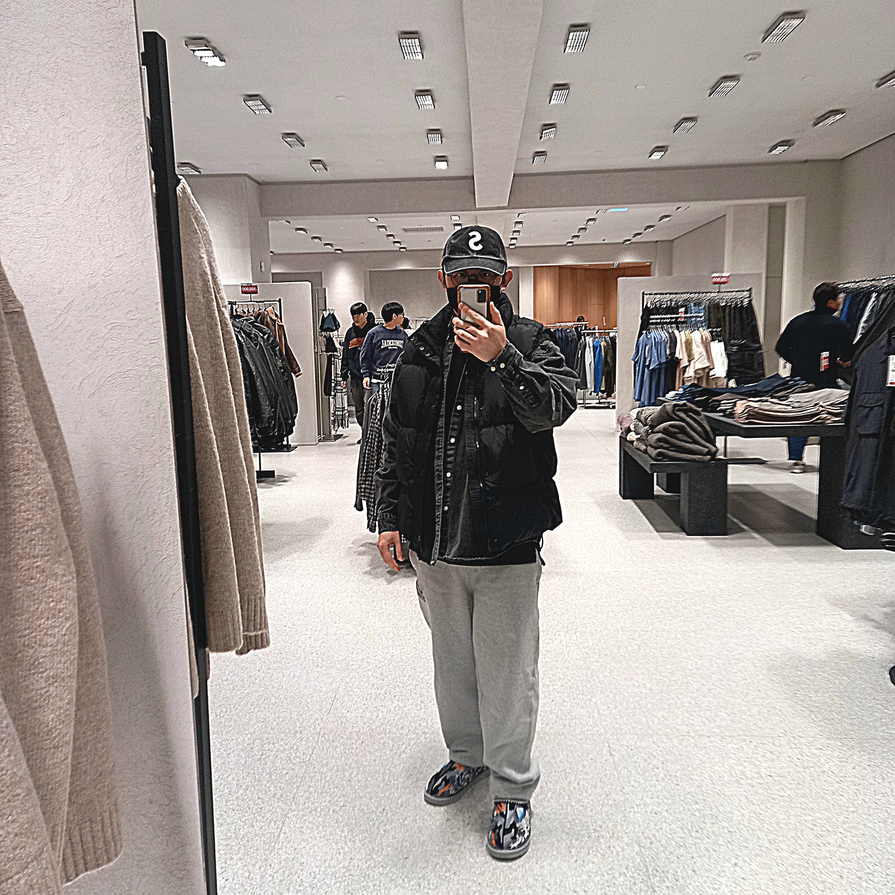 Supreme Pigment S Logo 6-Panel Black - 24FW, Stone Island G0419 Nylon Metal in Econyl Down Zip Vest with Anti Drop Black - 24FW 착용 스타일 - 3