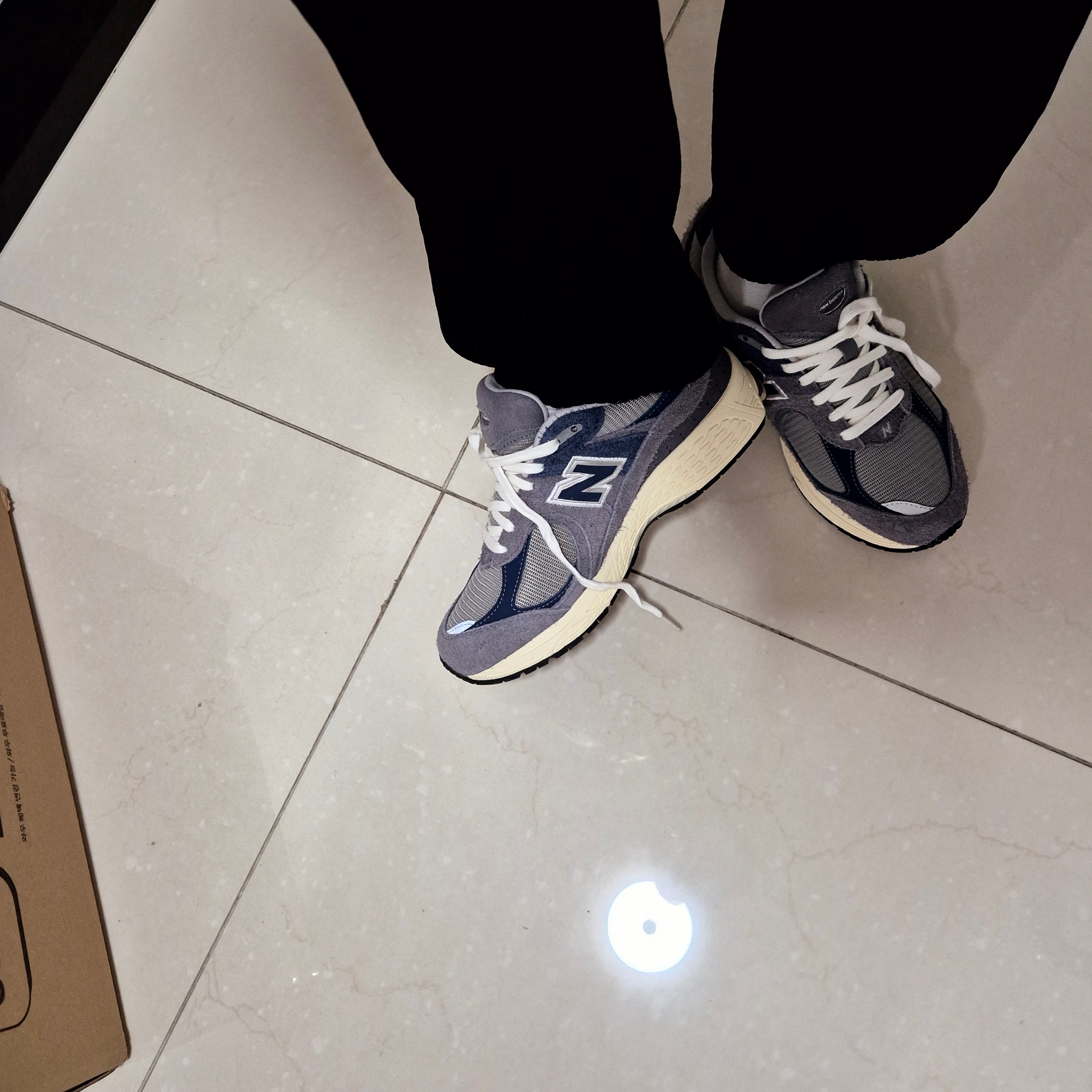 New Balance 2002R Castlerock Shadow Grey 착용 스타일 - 2