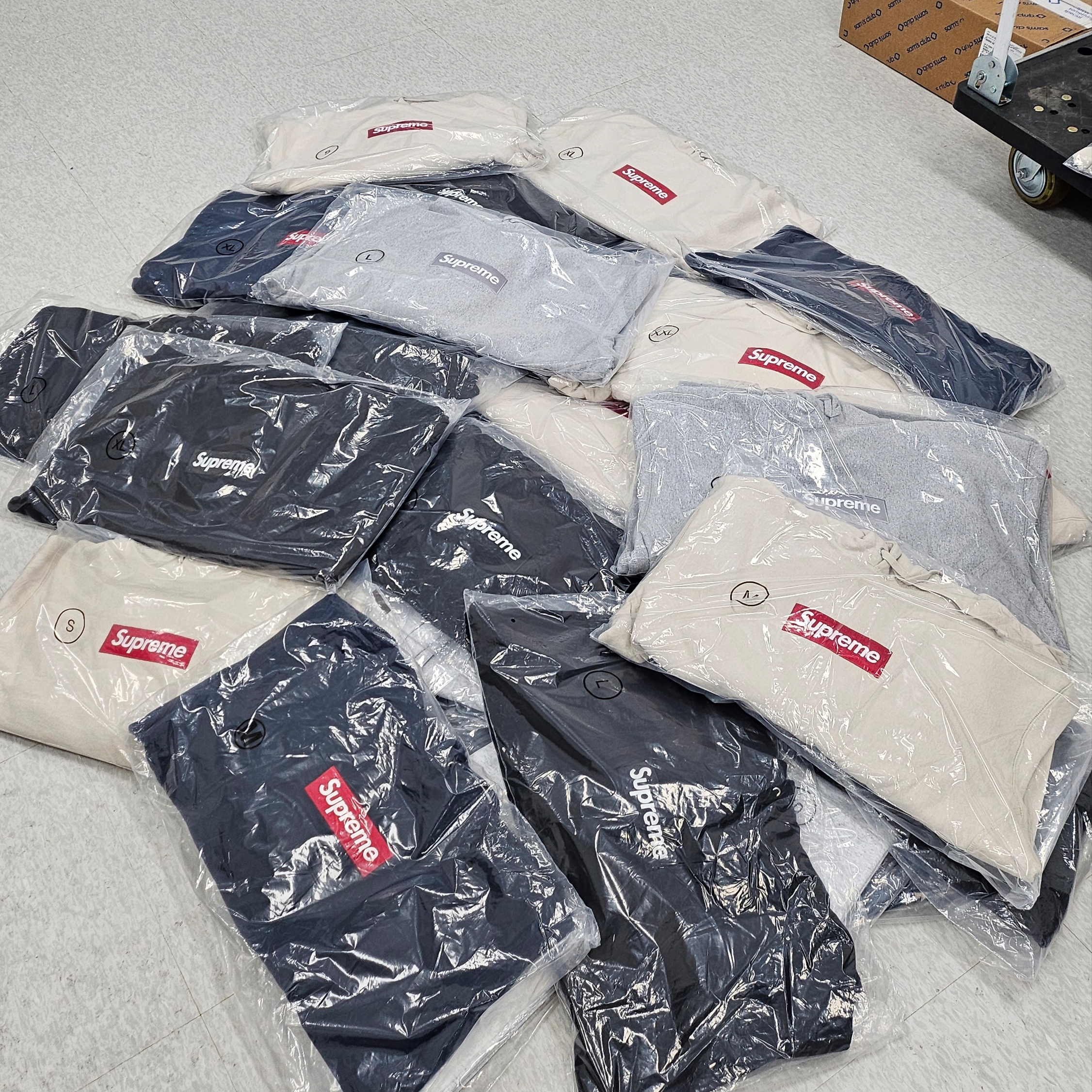 Supreme Box Logo Hooded Sweatshirt Navy - 24FW, Supreme Box Logo Hooded Sweatshirt Black - 24FW 착용 스타일