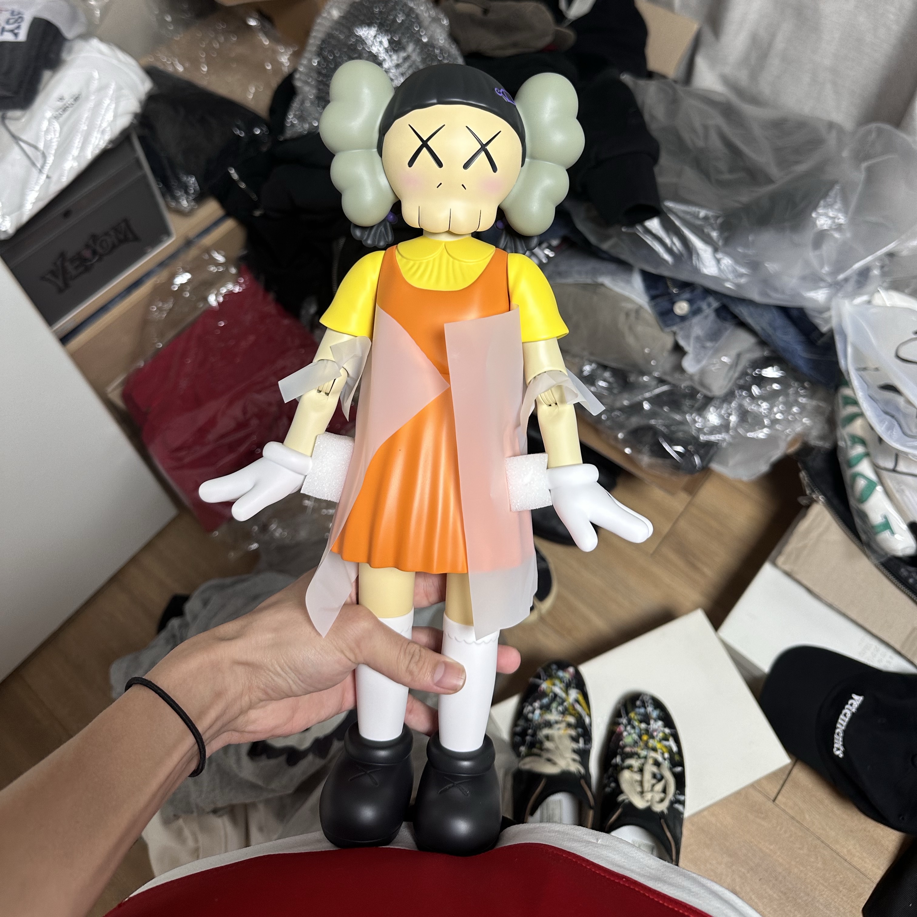 Kaws x Squid Game Young-Hee Vinyl Figure Coloured 착용 스타일 - 1