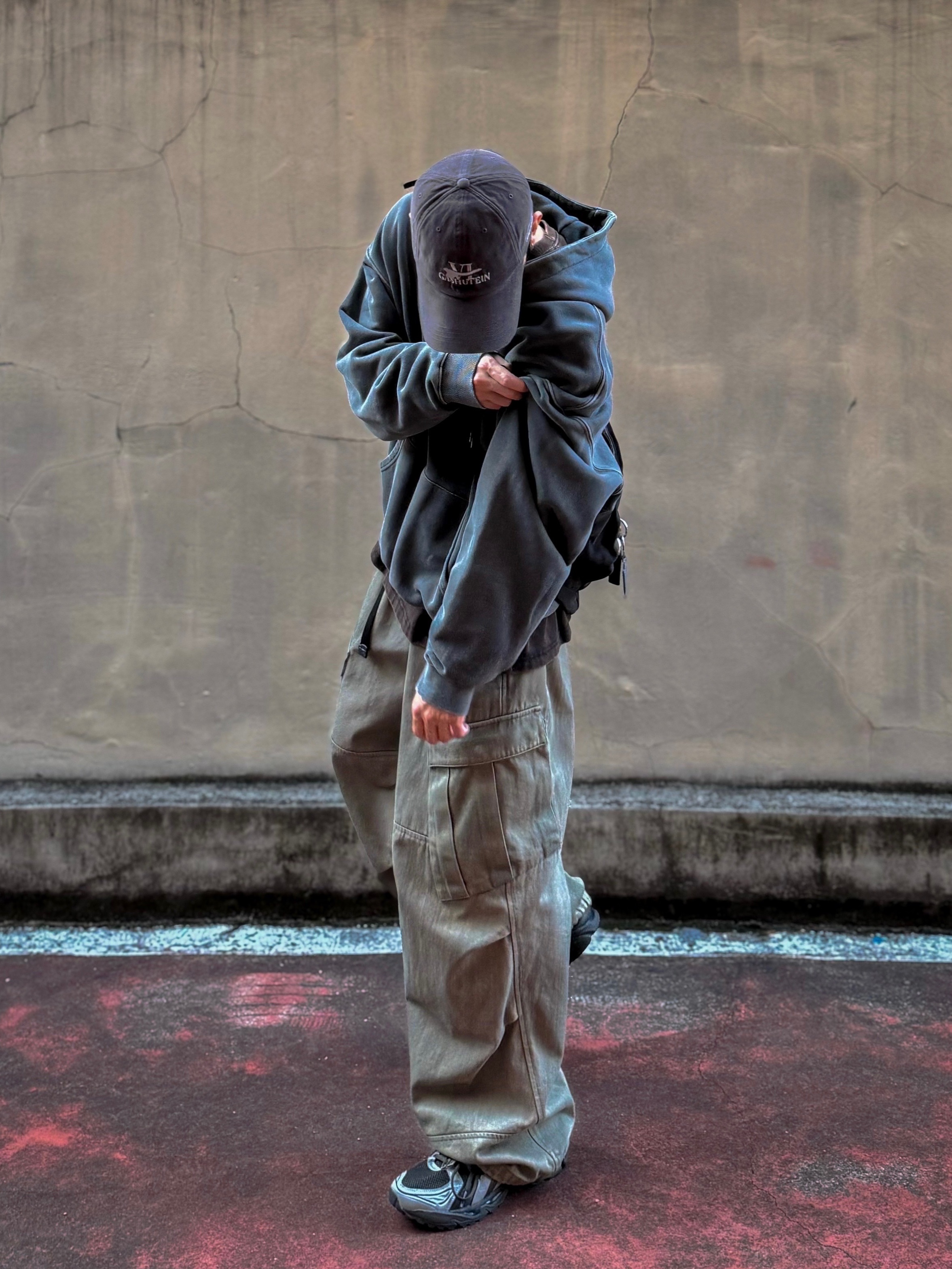 Hatchingroom Mil Pants Washed Olive, Asics x Atmos x Undermycar Gel-Kayano 14 Pepper Black 착용 스타일 - 3
