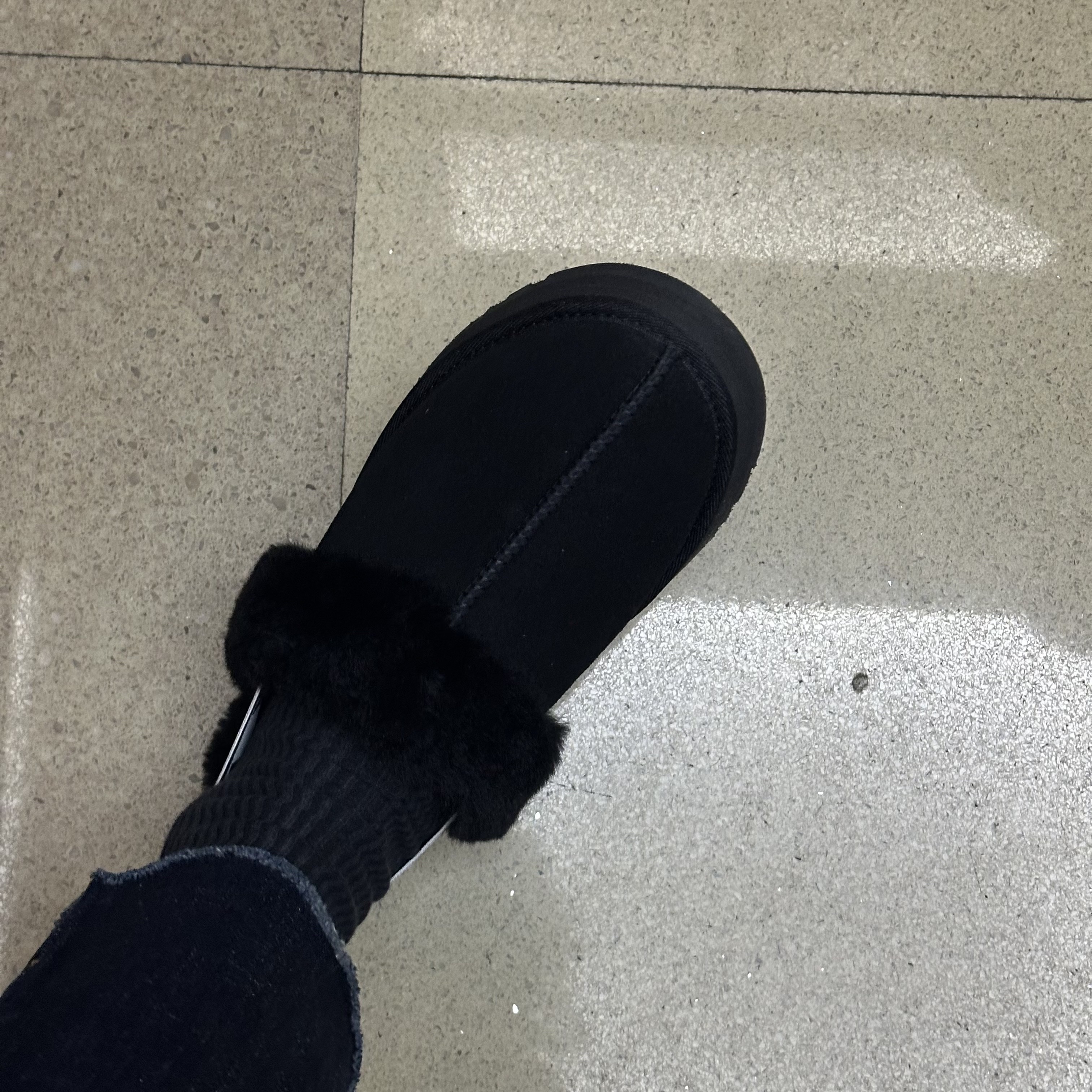 (Kids) UGG Funkette Slides Black 착용 스타일