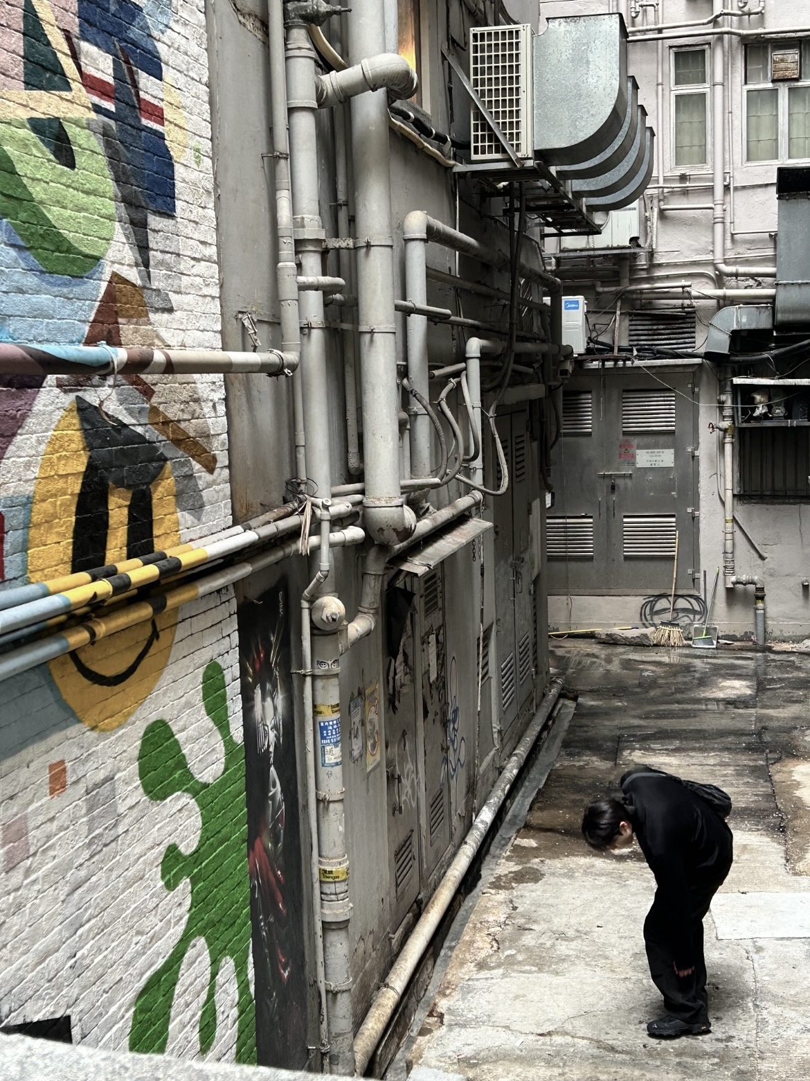 (W) Mischief x Helinox T-Shirt Black, Ignota Core:9 Washed Cargo Pants Black 착용 스타일