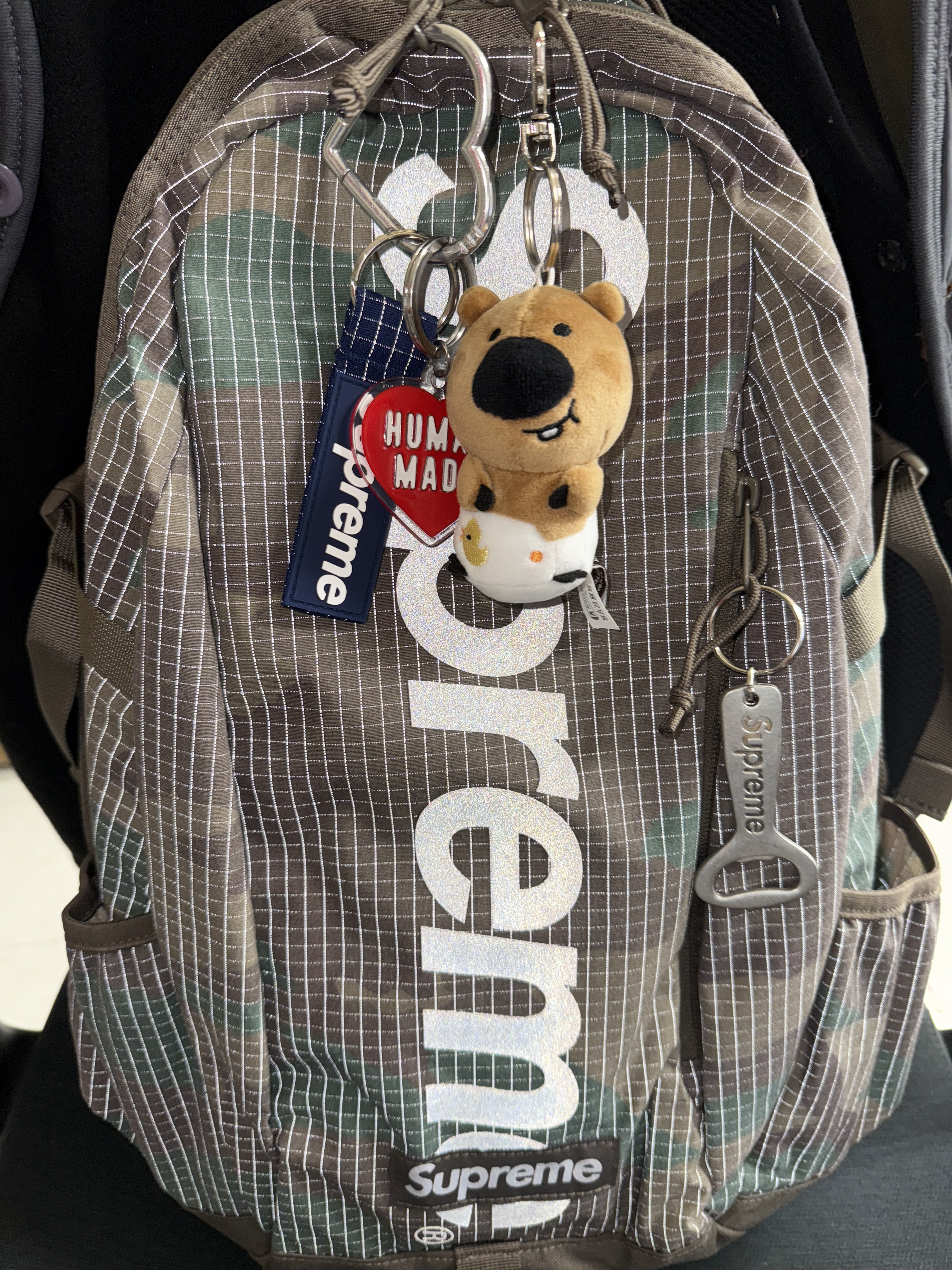 Supreme Backpack Woodland Camo - 24SS, Supreme Ripstop Keychain Navy - 24SS 착용 스타일 - 1