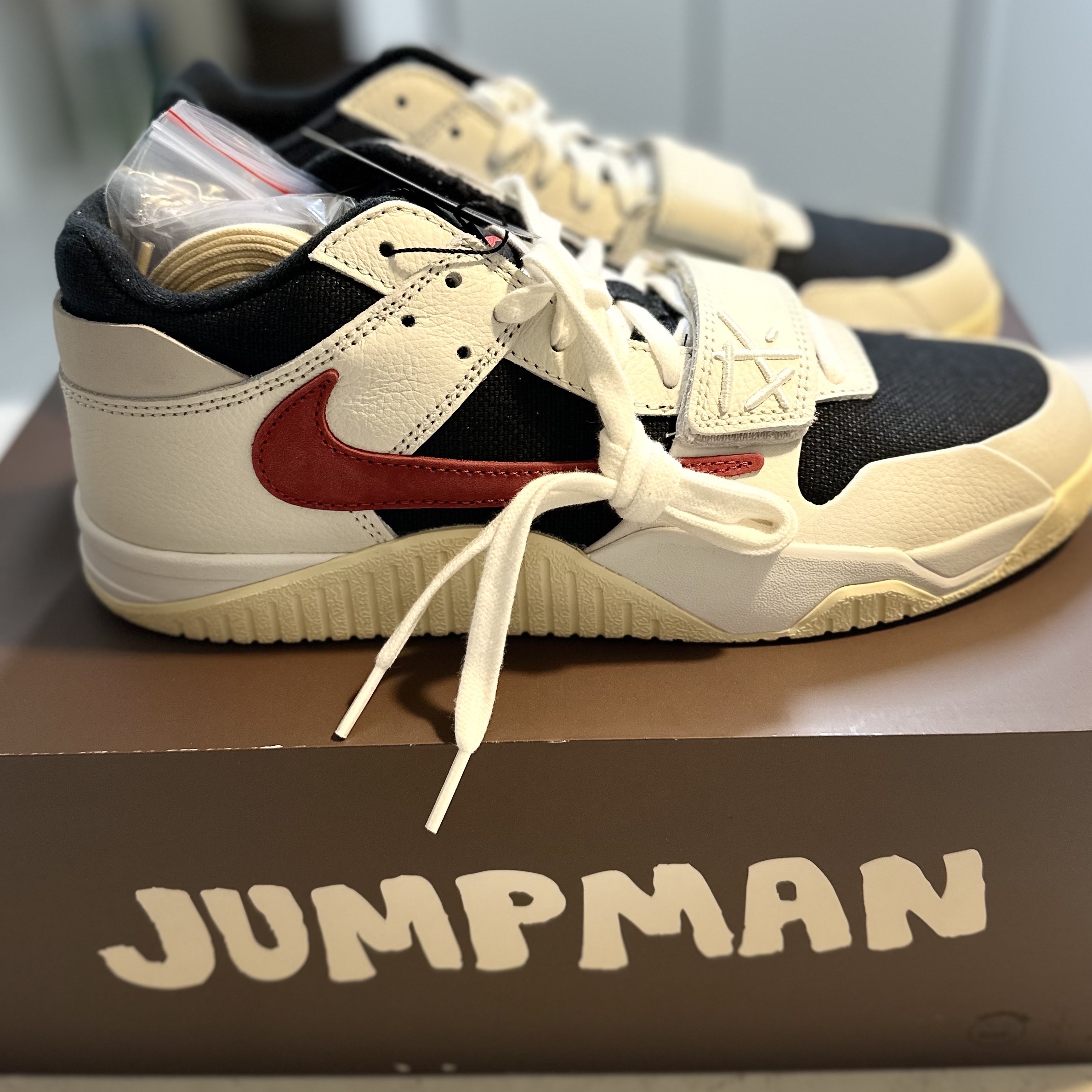 Jordan x Travis Scott Jumpman Jack TR University Red 착용 스타일 - 4
