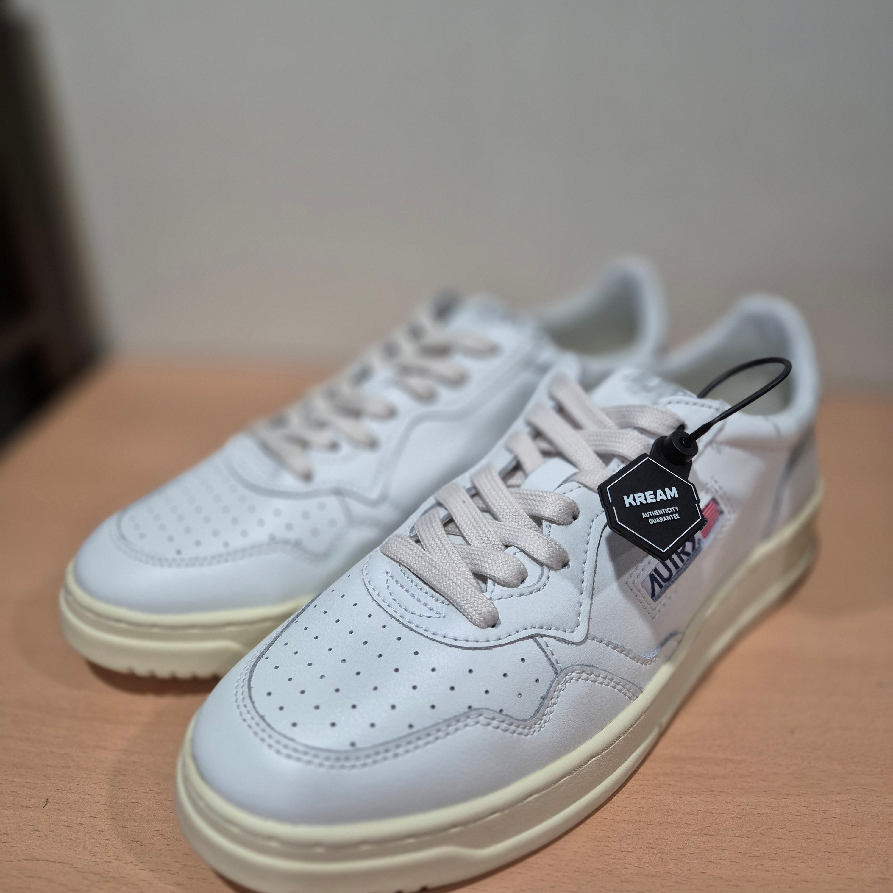 Autry Medalist Low Leather Sneakers White 착용 스타일