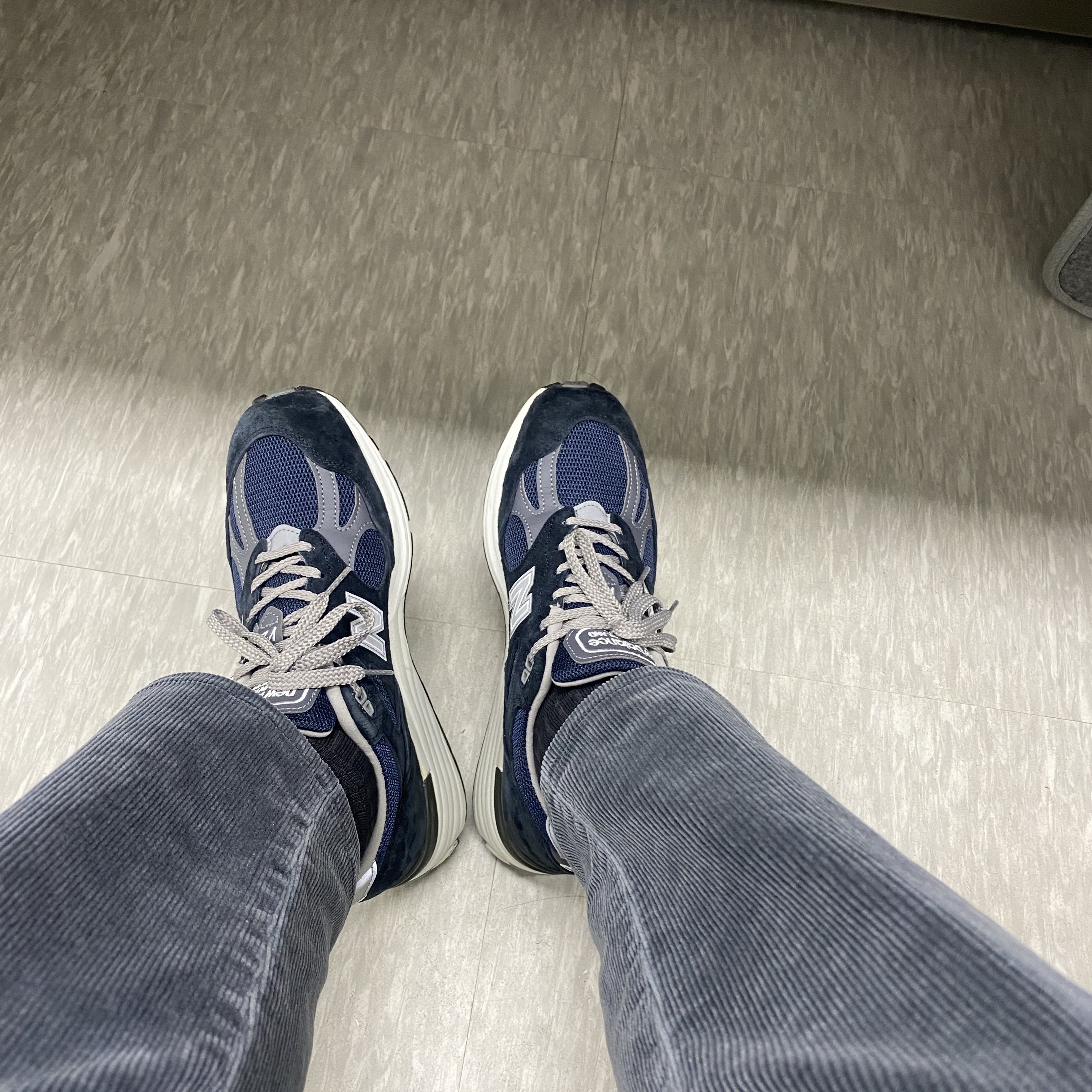 New Balance 991v2 Made in UK Dark Navy Smoked Pearl 착용 스타일