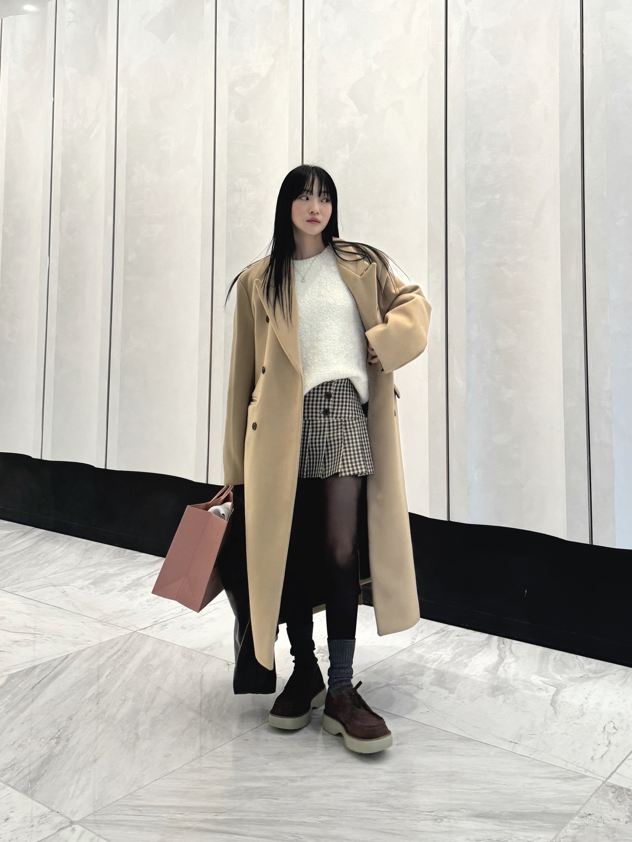 Miu Miu Leather Hobo Bag Black, Acne Studios Mohair Check Muffler Pastel Blue Beige 착용 스타일 - 1