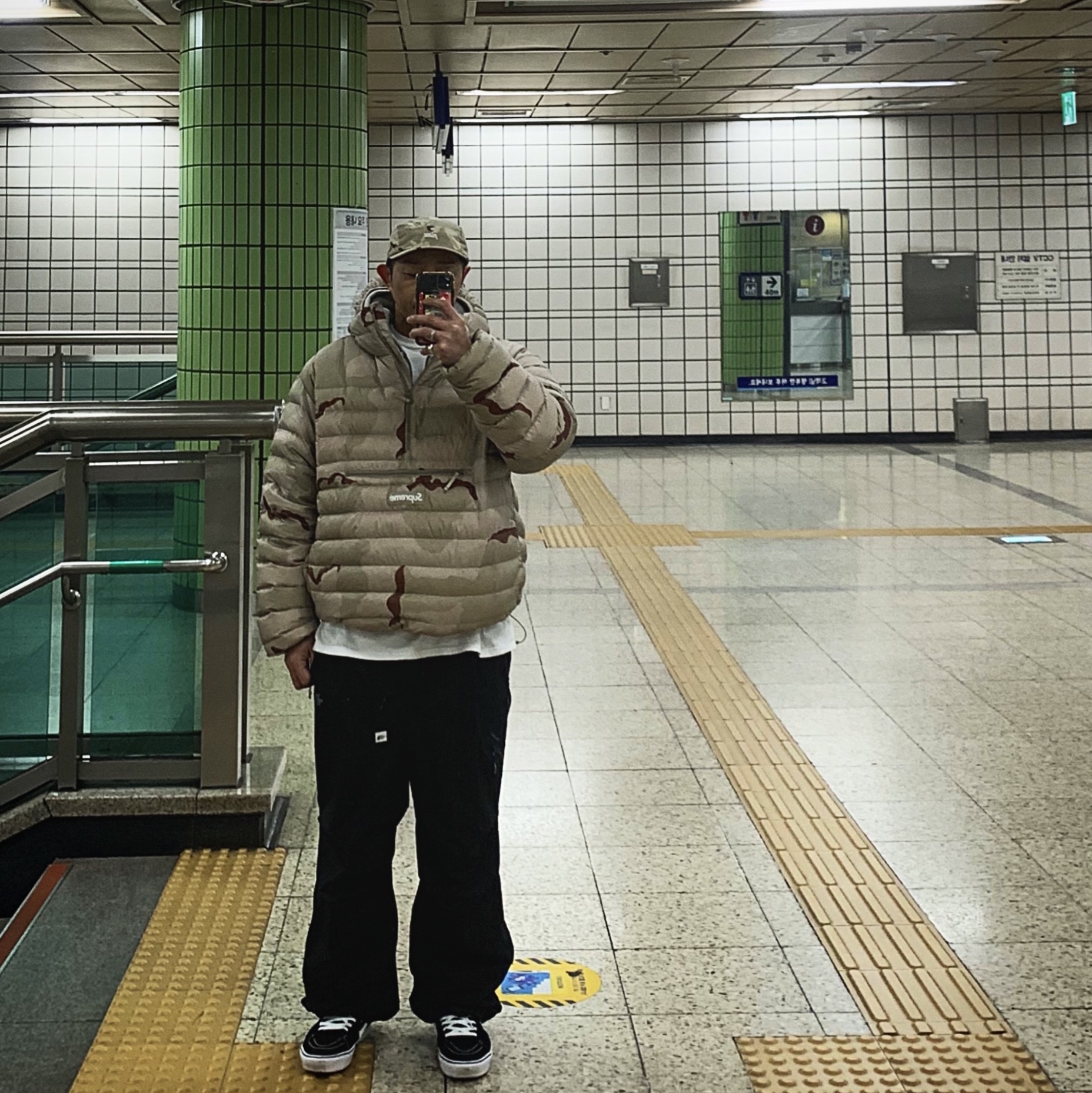 Supreme Micro Down Half Zip Hooded Pullover Desert Camo - 24FW 착용 스타일