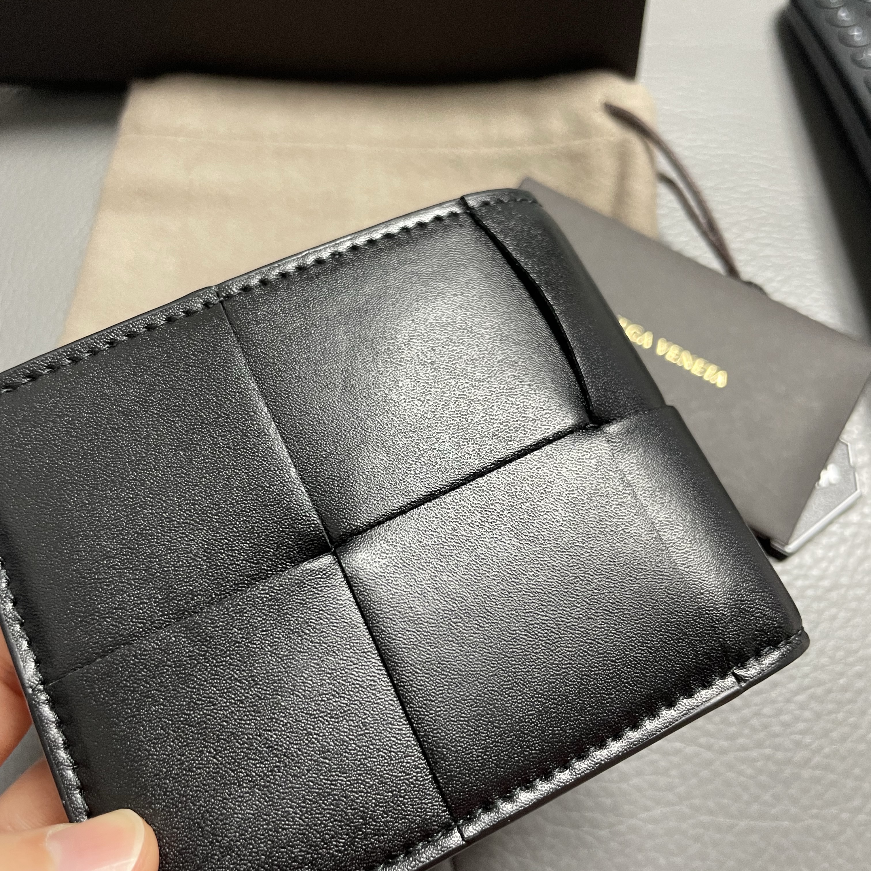 Bottega Veneta Bi-Fold Wallet Black 착용 스타일 - 5