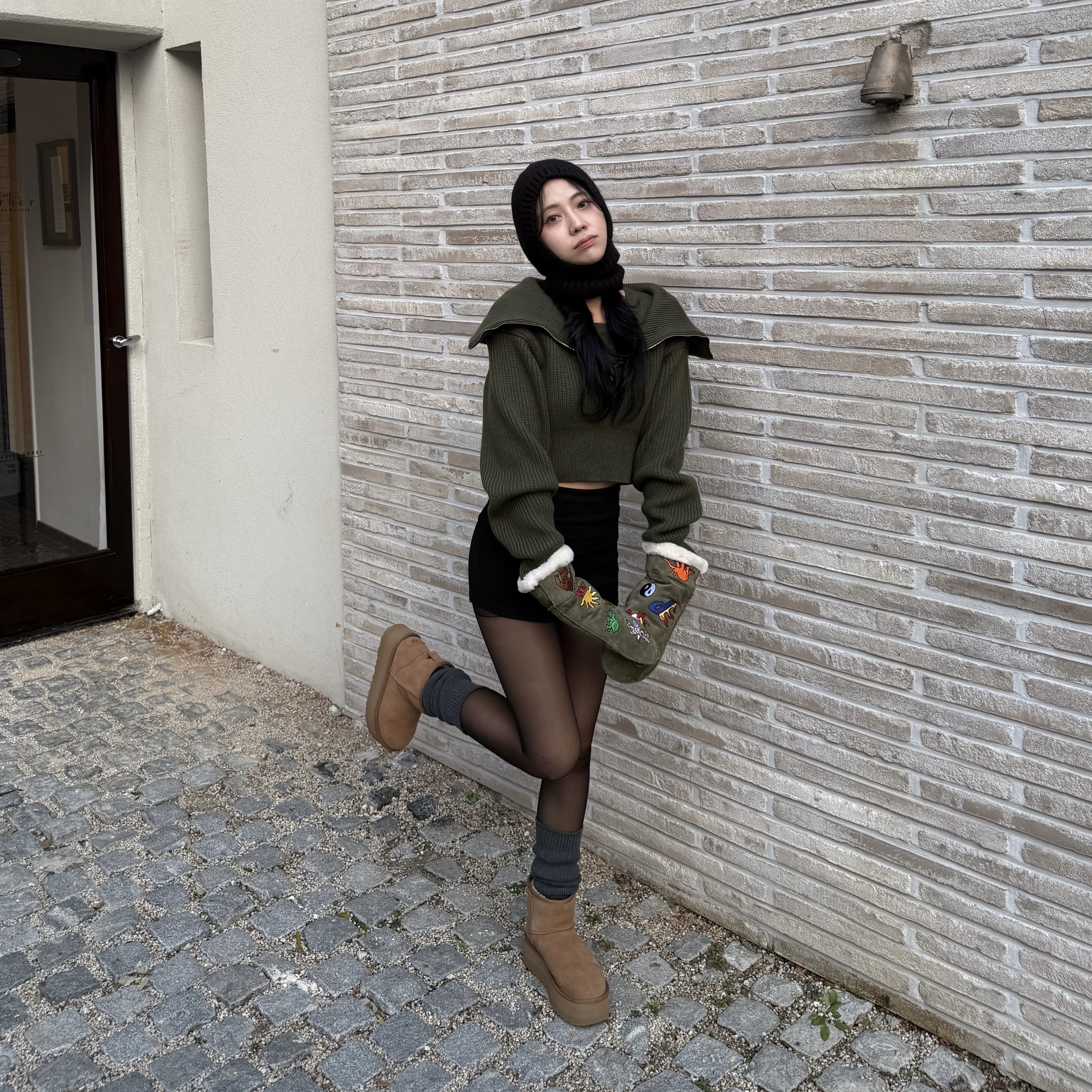 (W) Jacquemus La Maille Risoul Double Collar Sweater Khaki, UGG x Palace Sheepskin Mitten Burnt Olive 착용 스타일 - 1