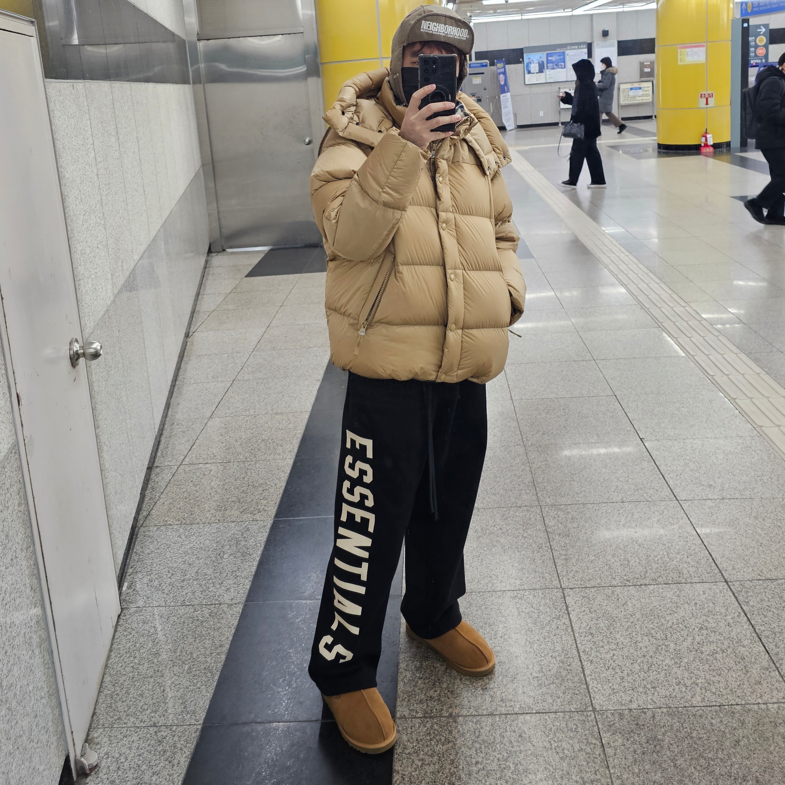 Burberry Detachable Sleeve Hooded Puffer Jacket Warm Honey, Essentials Fleece Relaxed Sweatpant Black - 24FW 착용 스타일 - 2