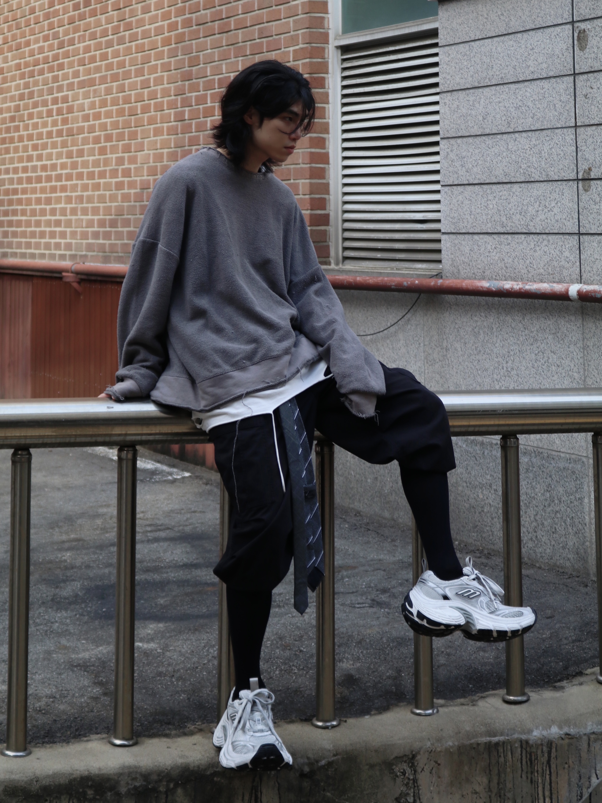 Balenciaga 10XL Sneakers White Grey Silver Black 착용 스타일 - 5