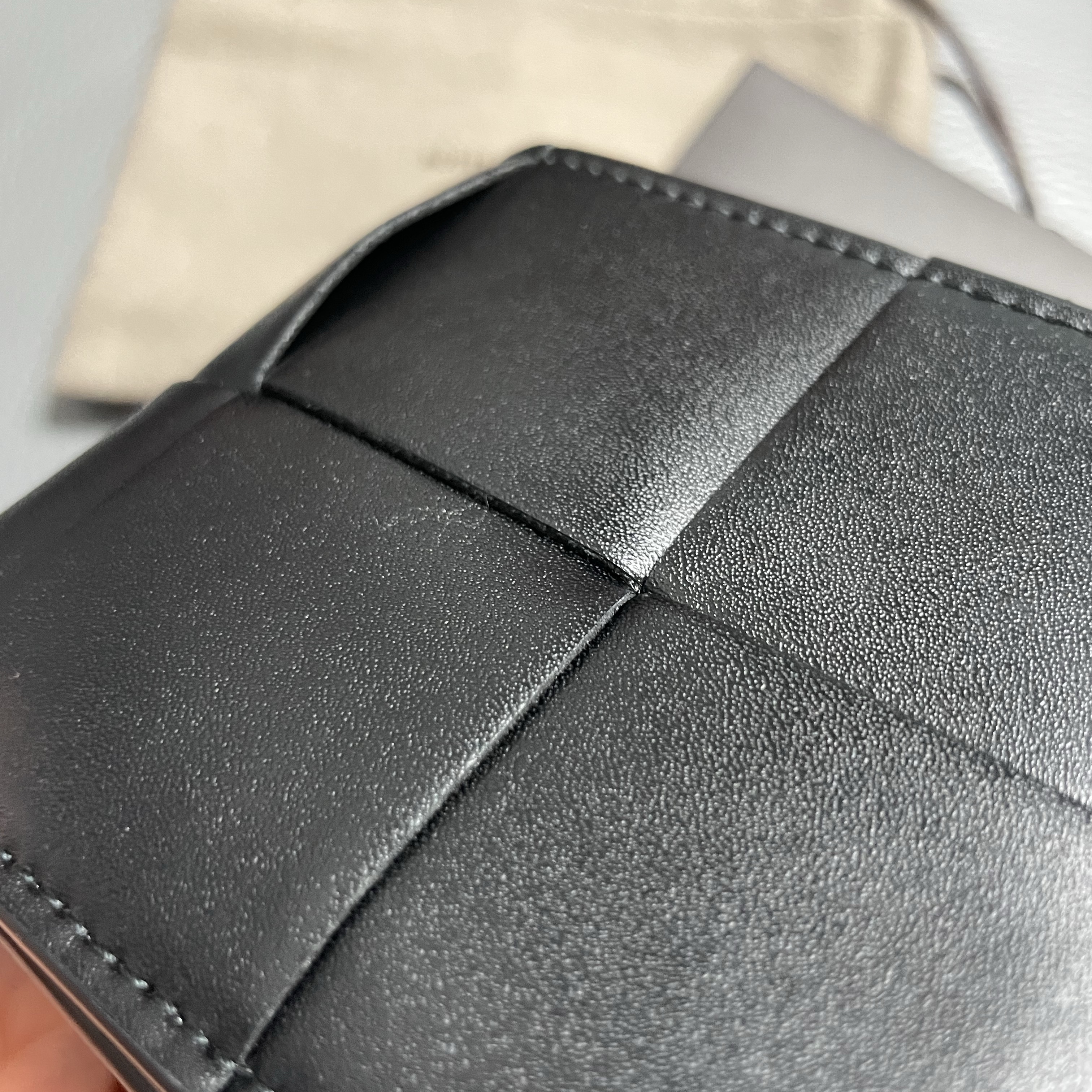 Bottega Veneta Bi-Fold Wallet Black 착용 스타일 - 2