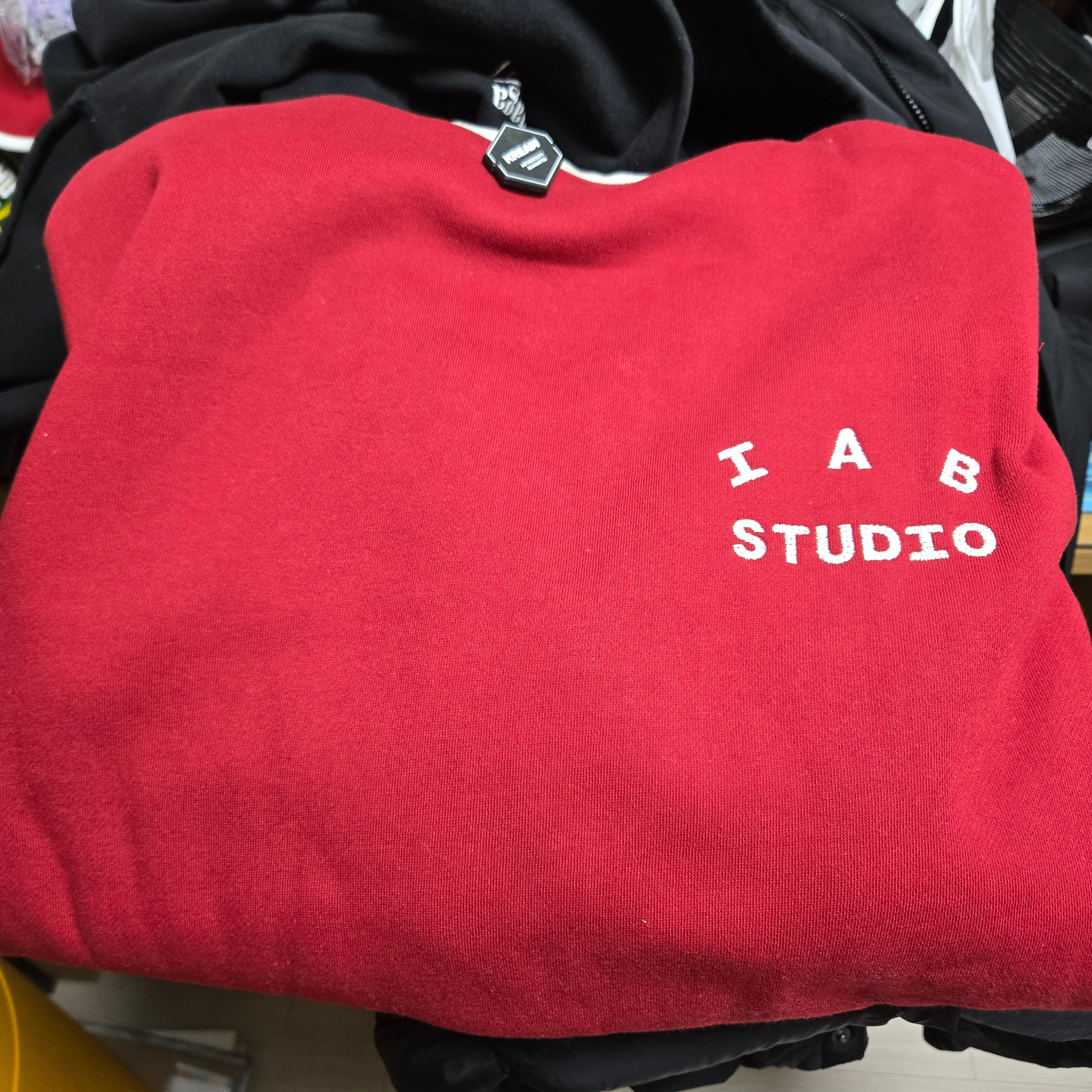 IAB Studio 24 Christmas Hoodie Burgundy Oatmeal 착용 스타일