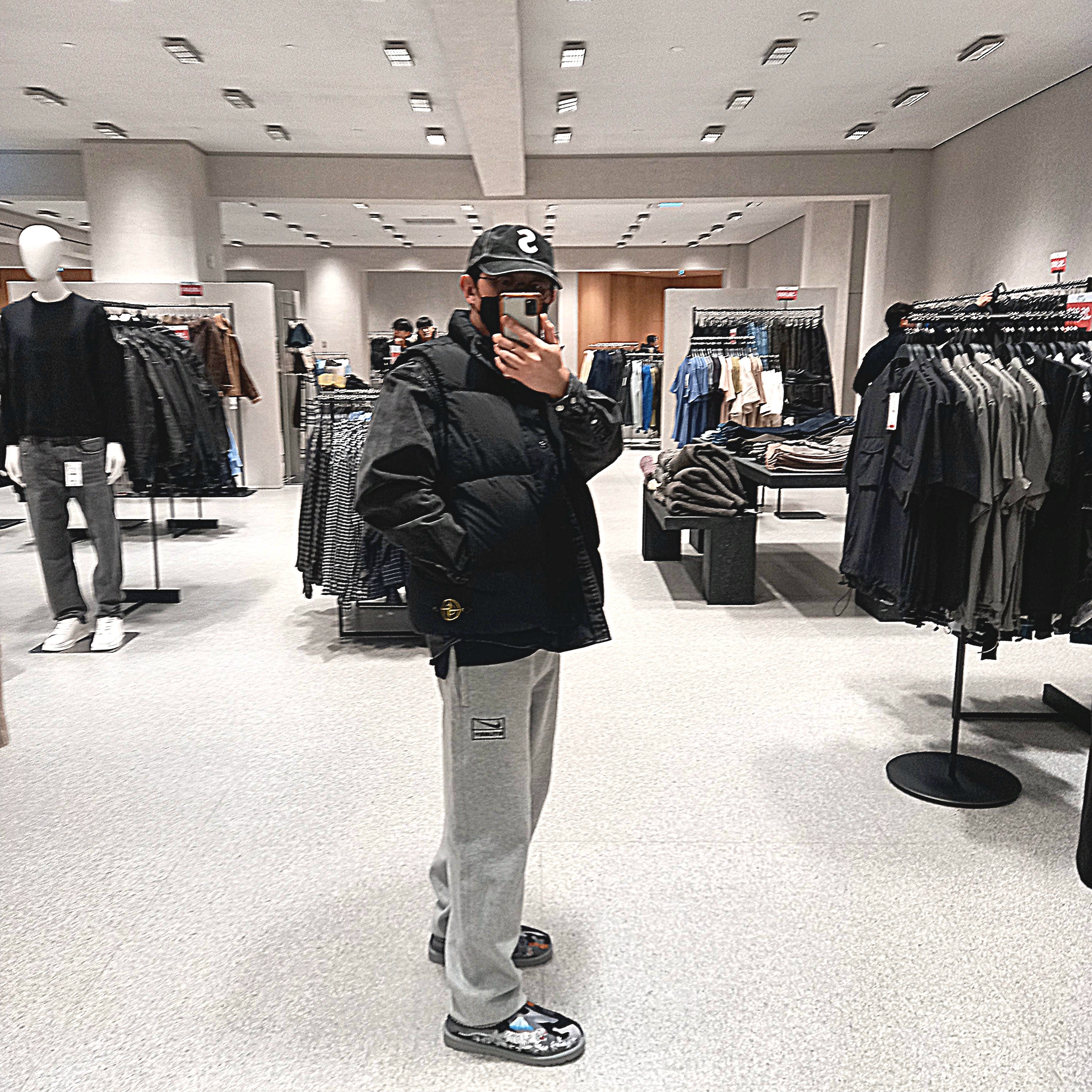Supreme Pigment S Logo 6-Panel Black - 24FW, Stone Island G0419 Nylon Metal in Econyl Down Zip Vest with Anti Drop Black - 24FW 착용 스타일 - 4