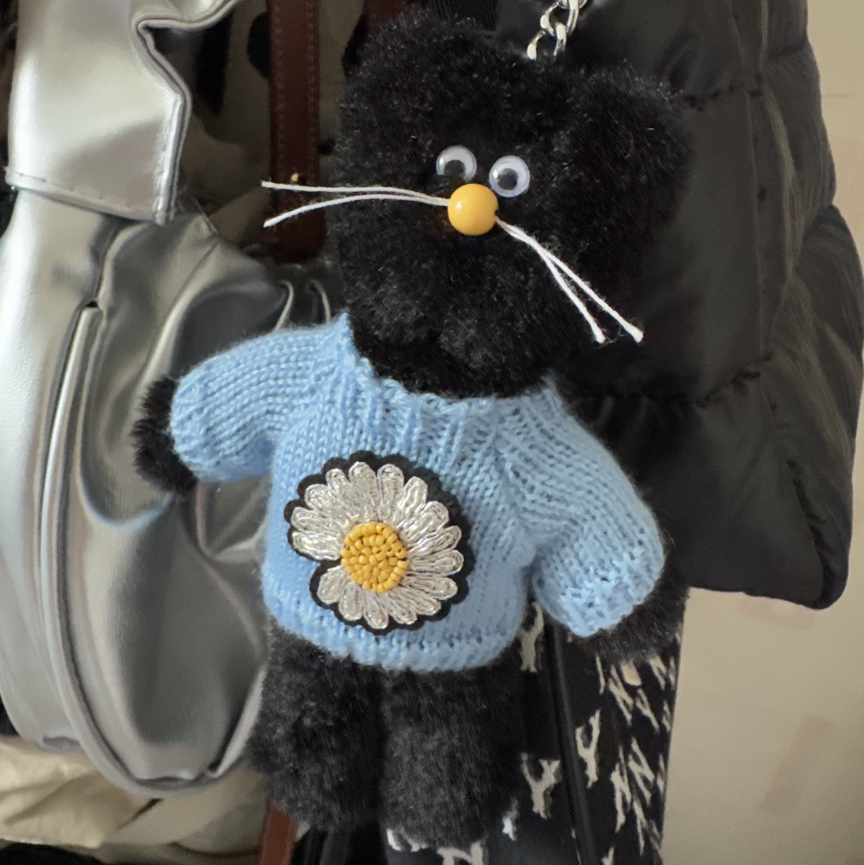 Monamhee x Peaceminusone Daihee Plush Keyring 착용 스타일 - 3