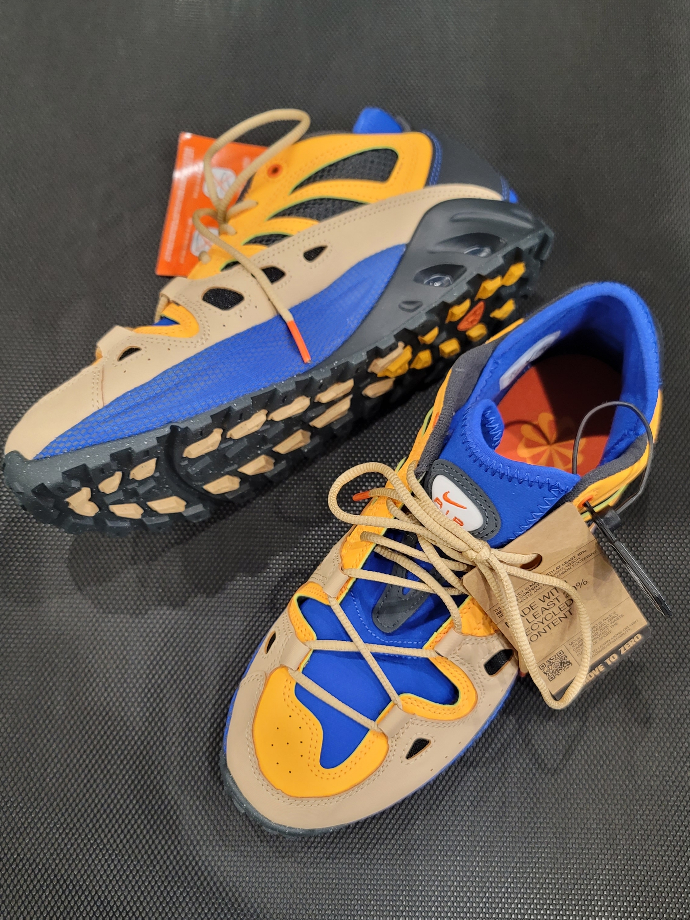 Nike ACG Air Exploraid Sesame and Laser Orange 착용 스타일