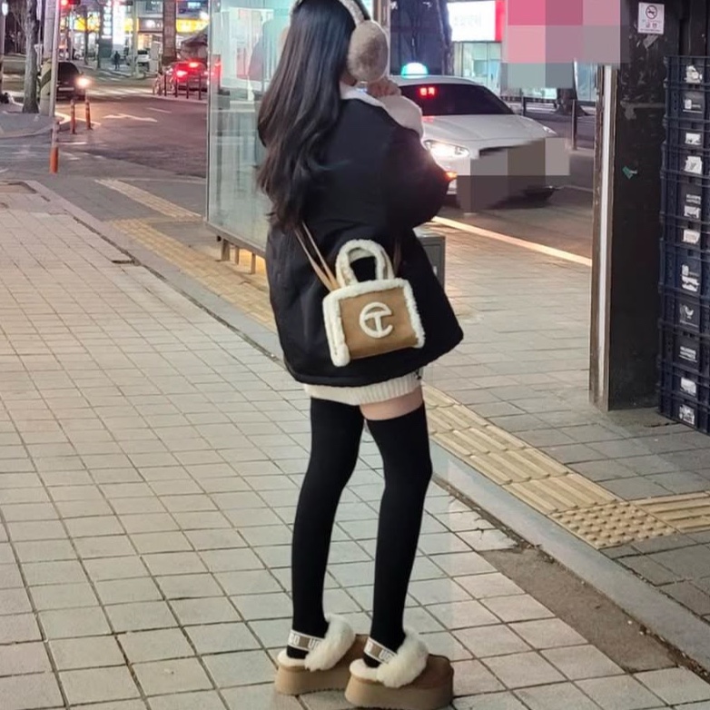 Telfar x UGG Small Shopping Bag Chestnut, (W) UGG Funkette Slides Chestnut 착용 스타일 - 2