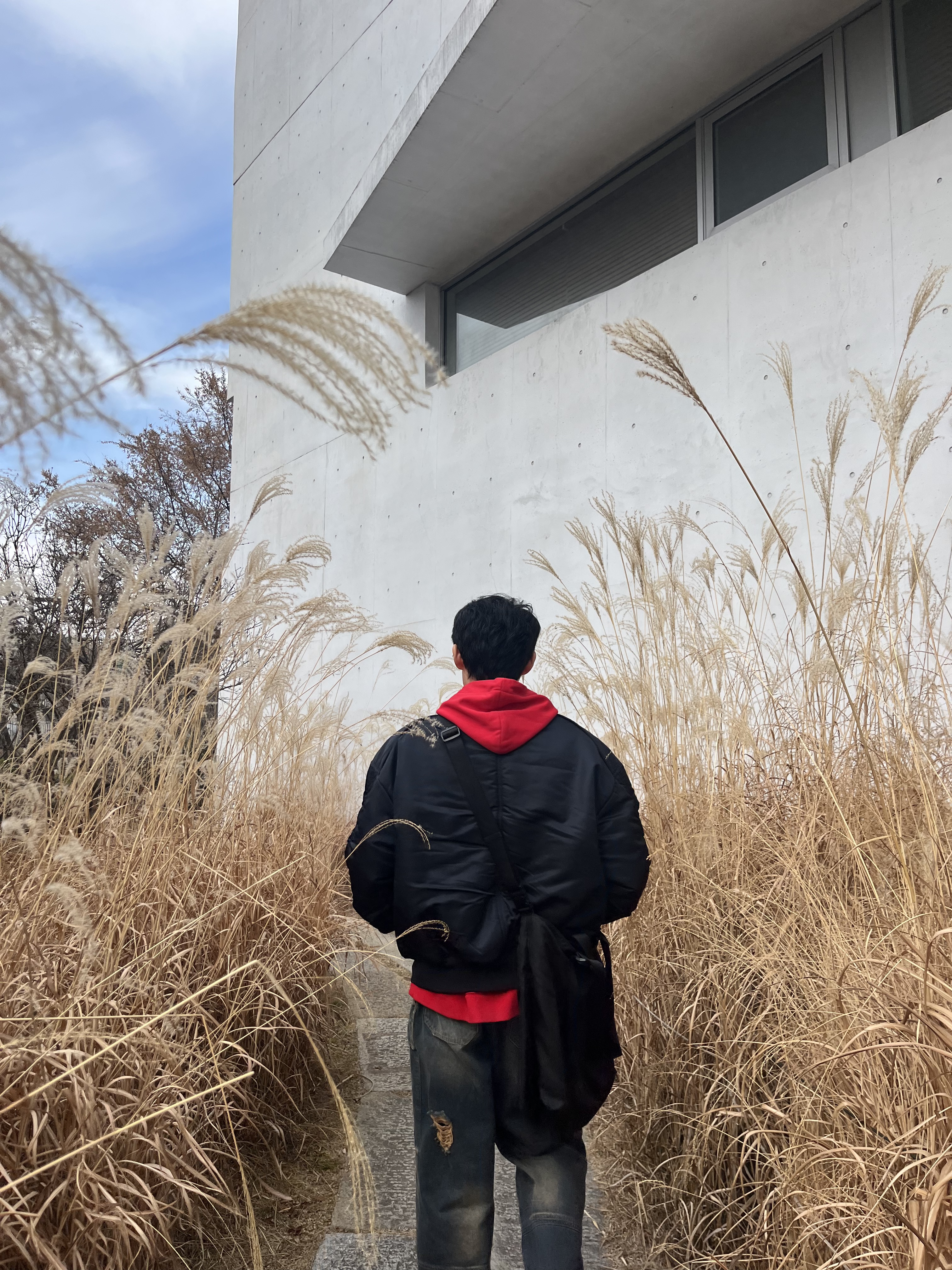 Juun.J x Niki Hare Loose Fit Graphic Hoodie Red - 23SS, Juun.J Solid 2Way Crossbody Bag Black - 22SS 착용 스타일 - 2