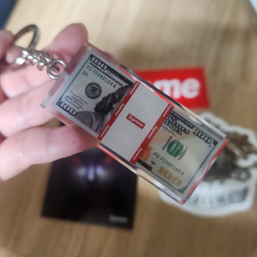 Supreme Cash Paperweight Keychain Multicolor - 24FW 착용 스타일 - 2