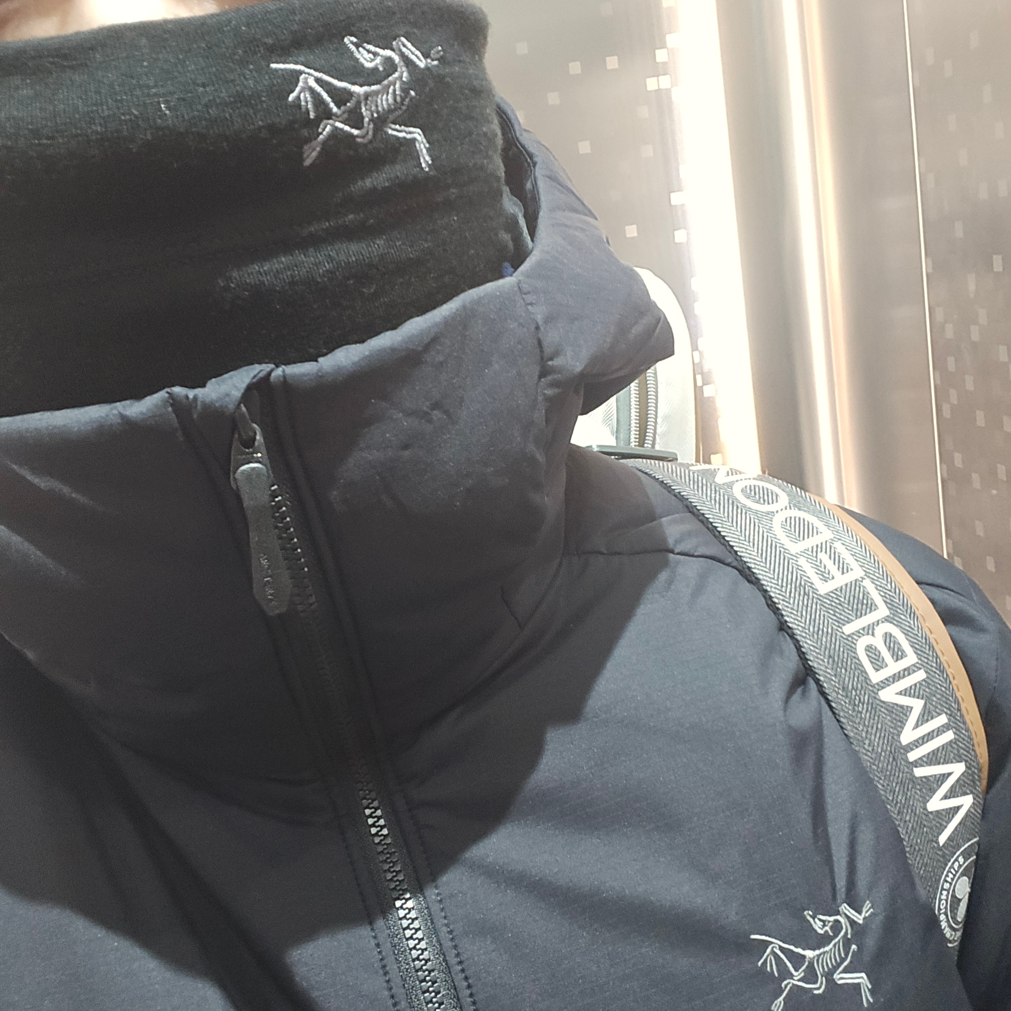 Arc'teryx Atom Heavyweight Hoody Black, Arc'teryx Rho Lightweight Wool Neck Gaiter Black 착용 스타일