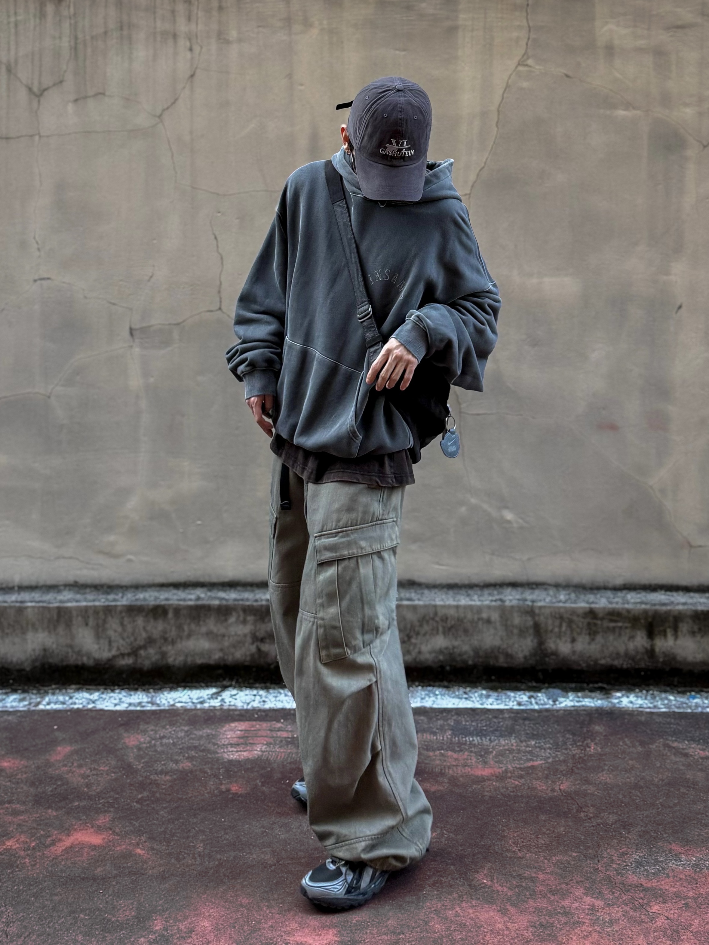 Hatchingroom Mil Pants Washed Olive, Asics x Atmos x Undermycar Gel-Kayano 14 Pepper Black 착용 스타일 - 2
