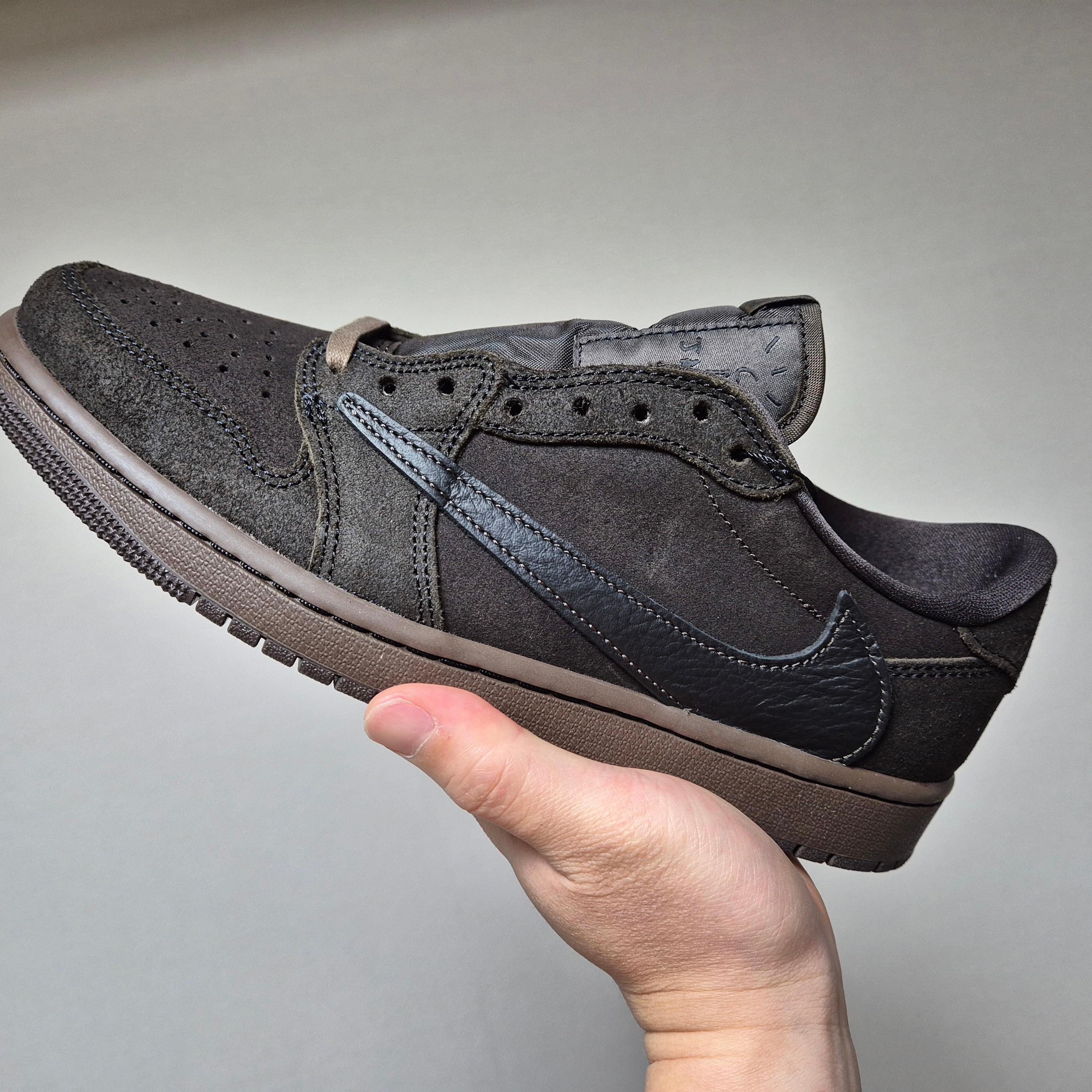 Jordan 1 x Travis Scott Retro Low OG SP Velvet Brown and Dark Mocha 착용 스타일 - 1