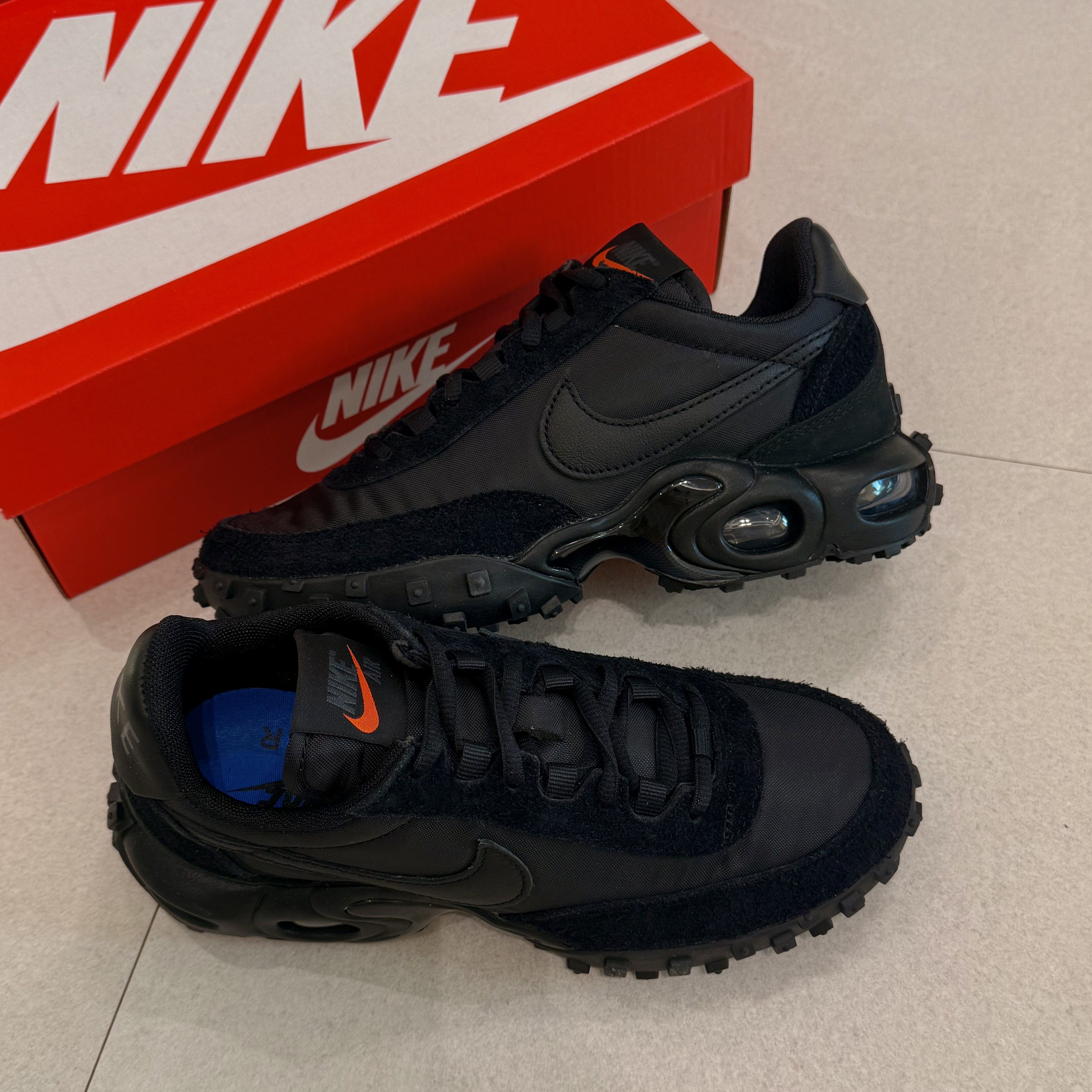Nike Air Max Waffle Black and Anthracite 착용 스타일 - 1